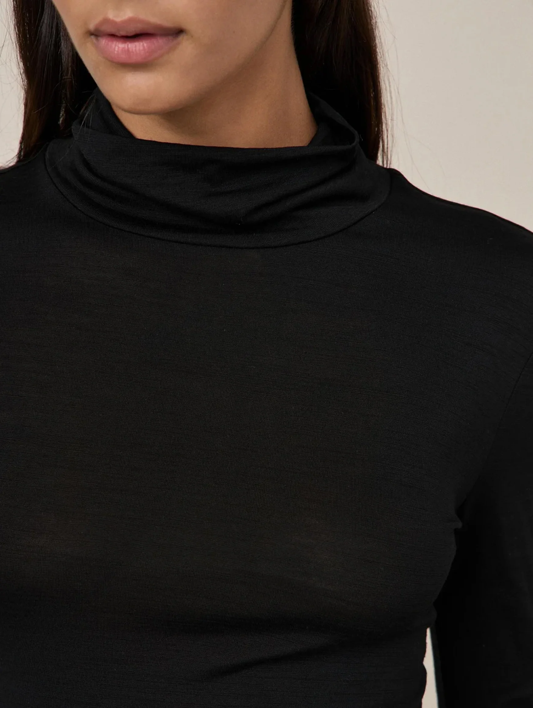 01 Turtleneck in Black - Image 3