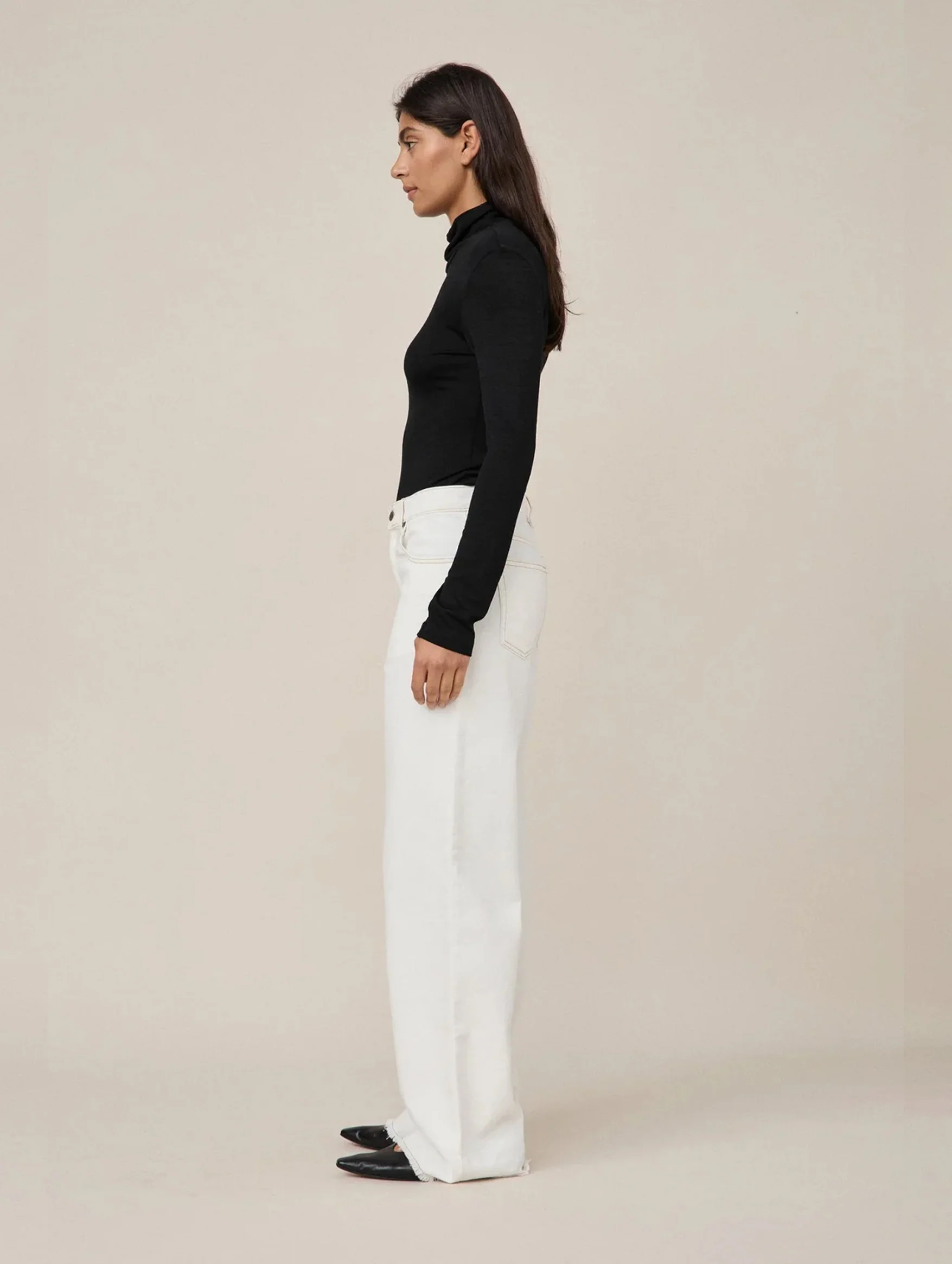 01 Turtleneck in Black - Image 5