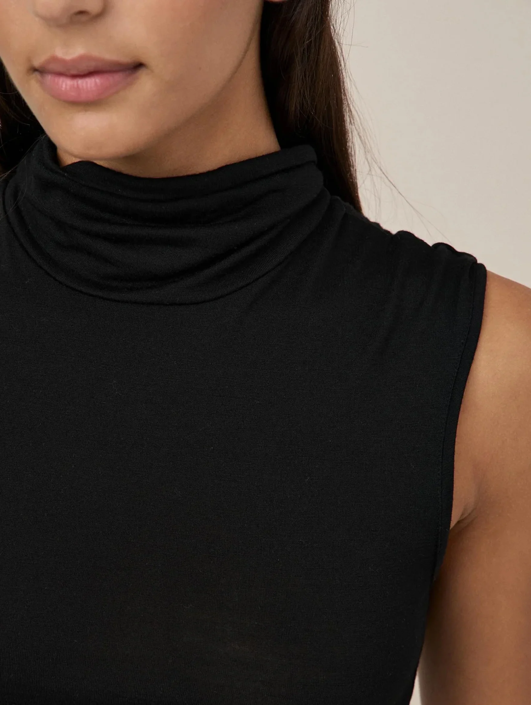 01 Turtleneck Singlet in Black - Image 4