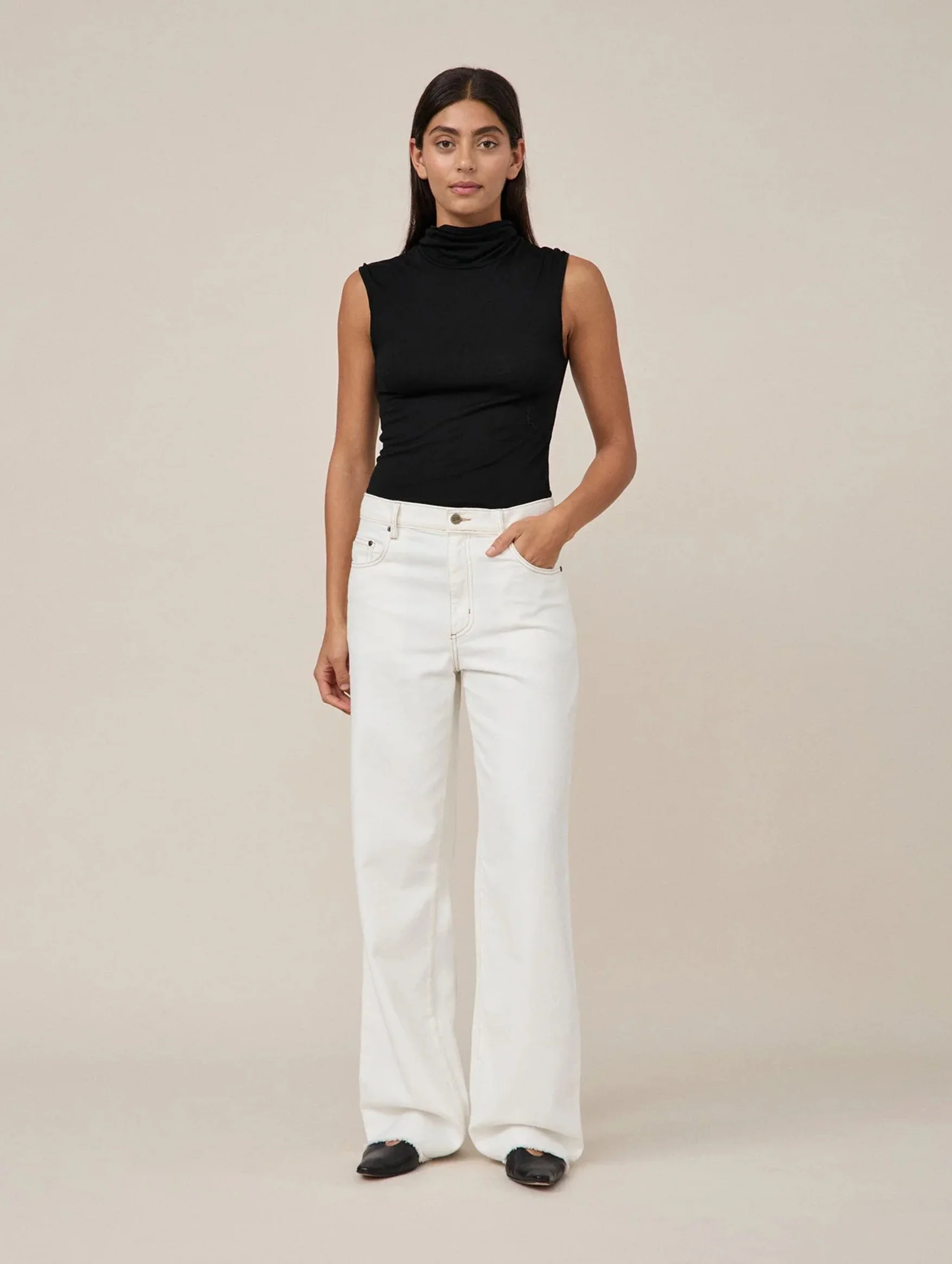 01 Turtleneck Singlet in Black - Image 5