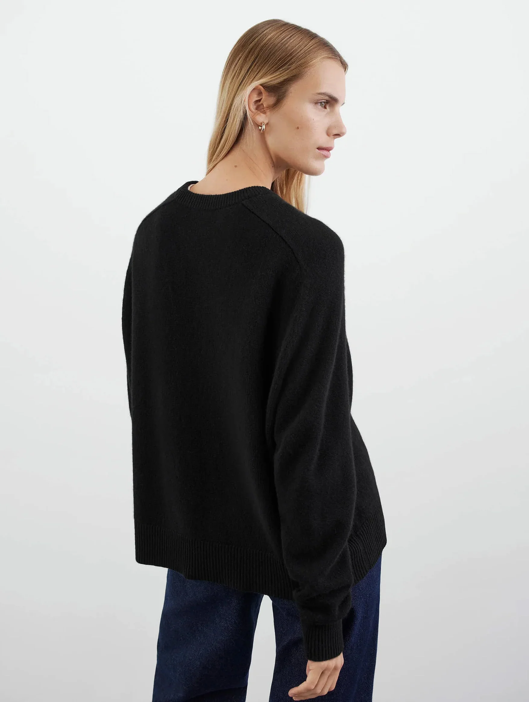Boyfriend Cashmere Crewneck Sweater in Black - Image 4