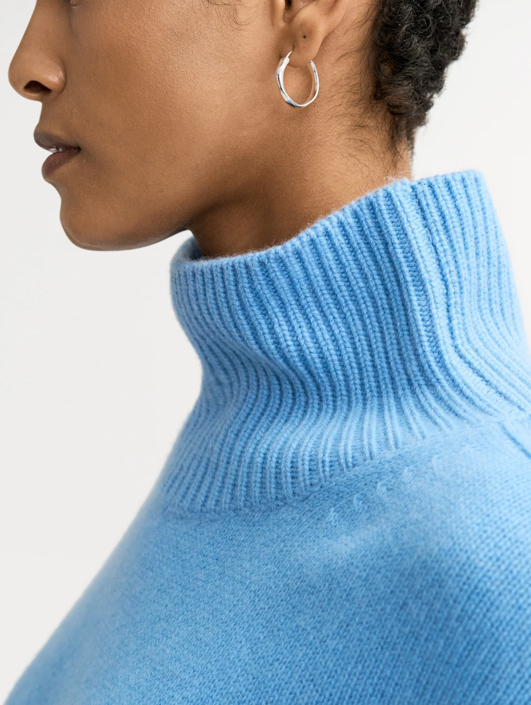 Boyfriend Cashmere Turtleneck in Azure - Image 3