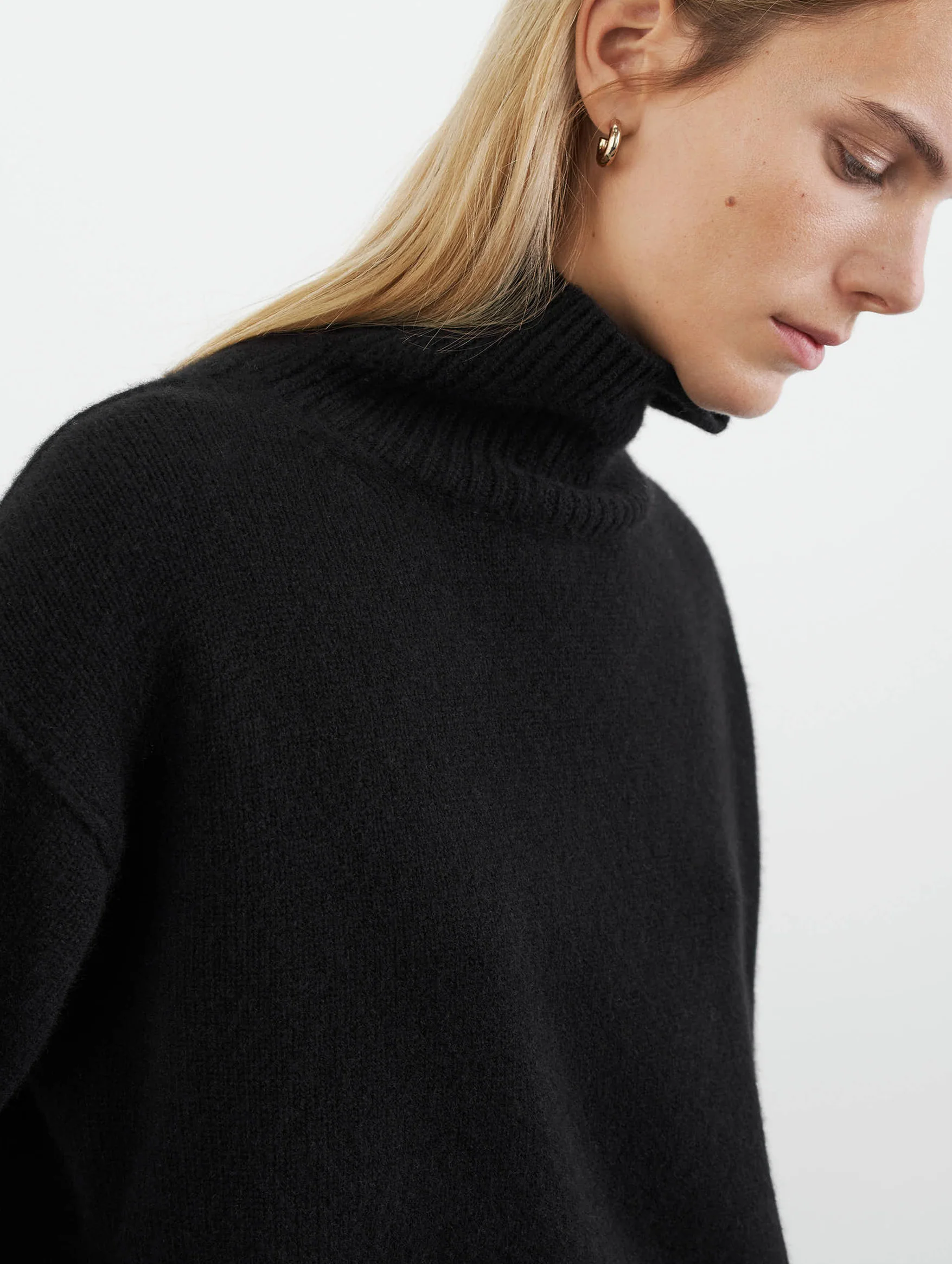 Boyfriend Cashmere Turtleneck in Black - Image 4