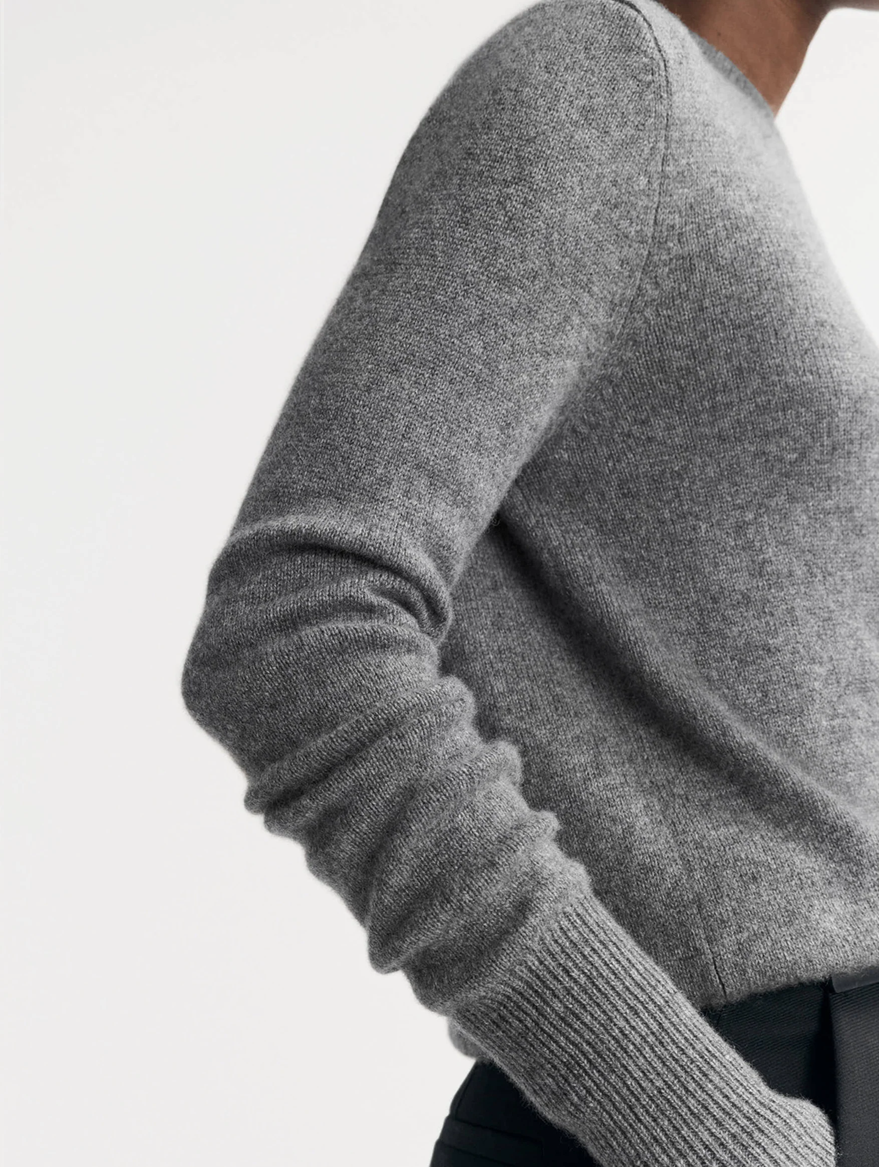 Classic Cashmere Crewneck in Grey - Image 4
