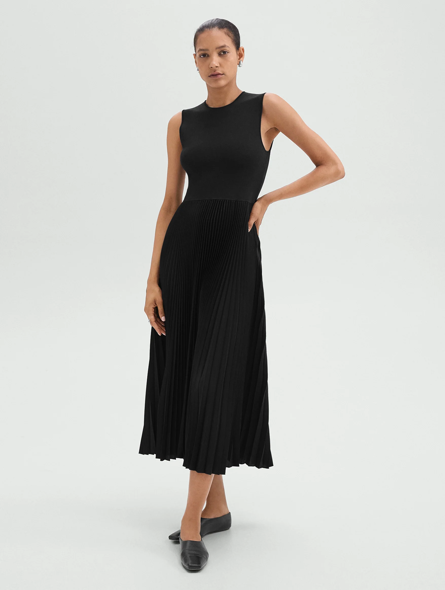 Crewneck Sleevless Pleated Dress in Black - Image 2
