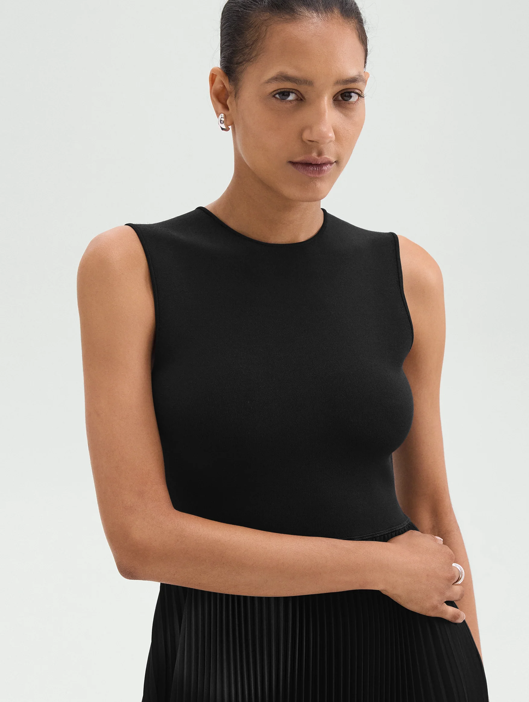 Crewneck Sleevless Pleated Dress in Black - Image 3