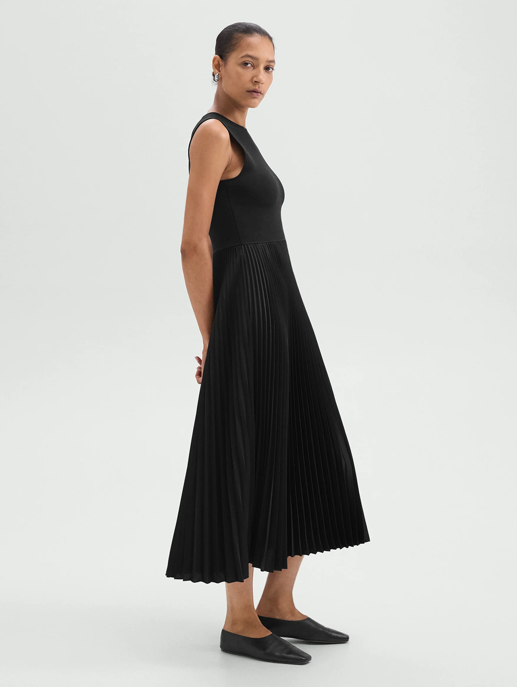 Crewneck Sleevless Pleated Dress in Black - Image 4