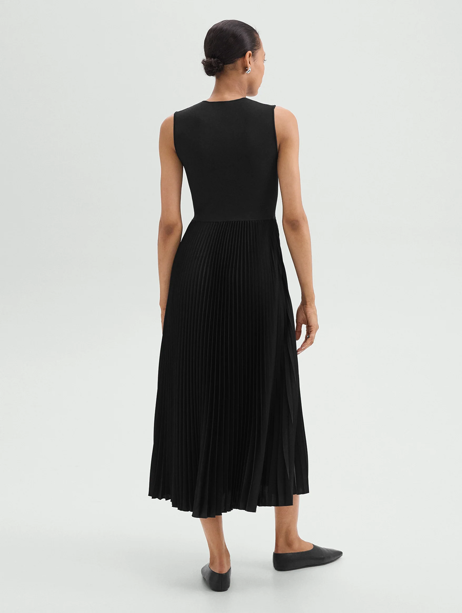 Crewneck Sleevless Pleated Dress in Black - Image 5