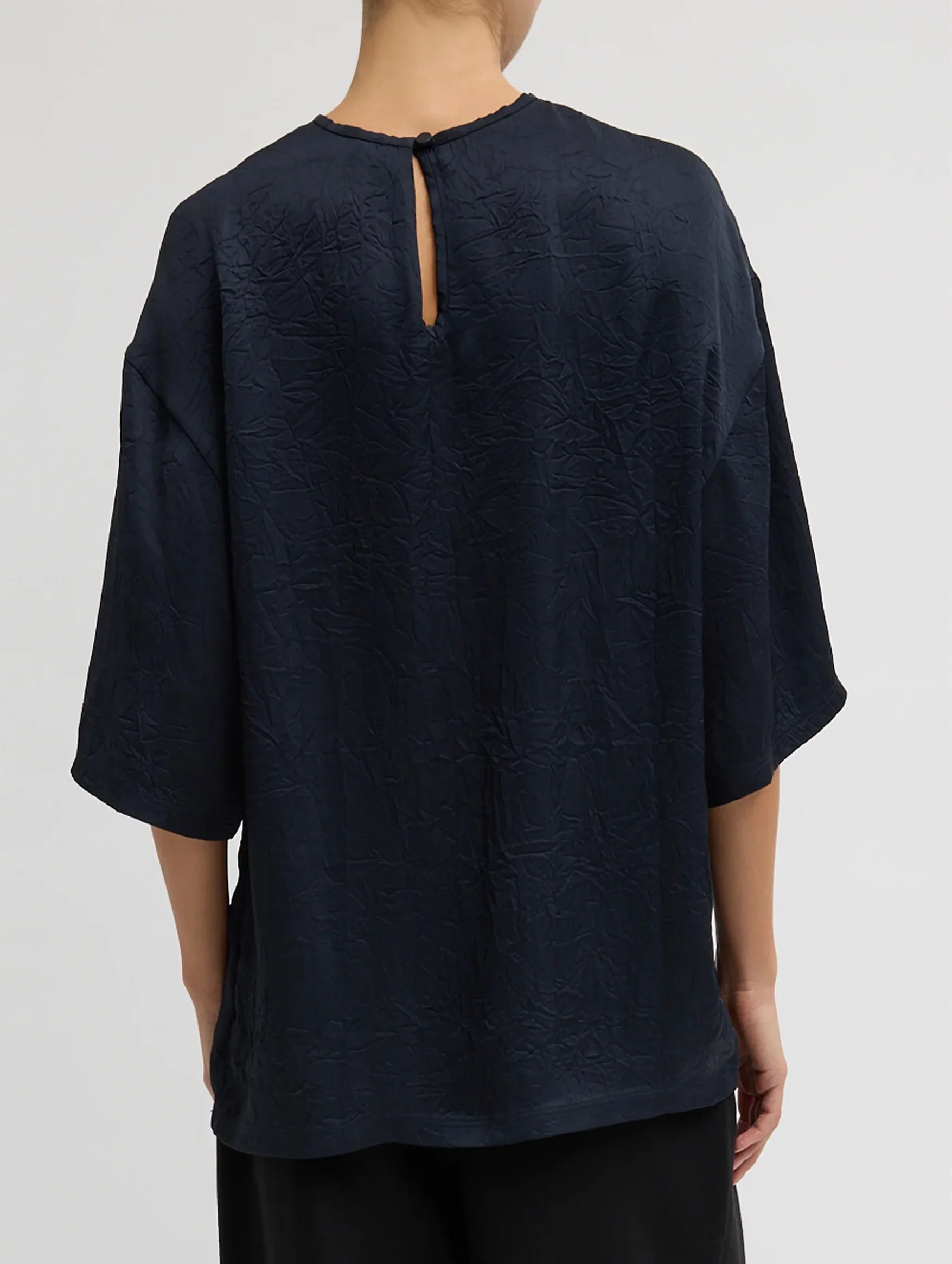 Crinkle Shirting Easy T-Shirt in Midnight Navy - Image 3
