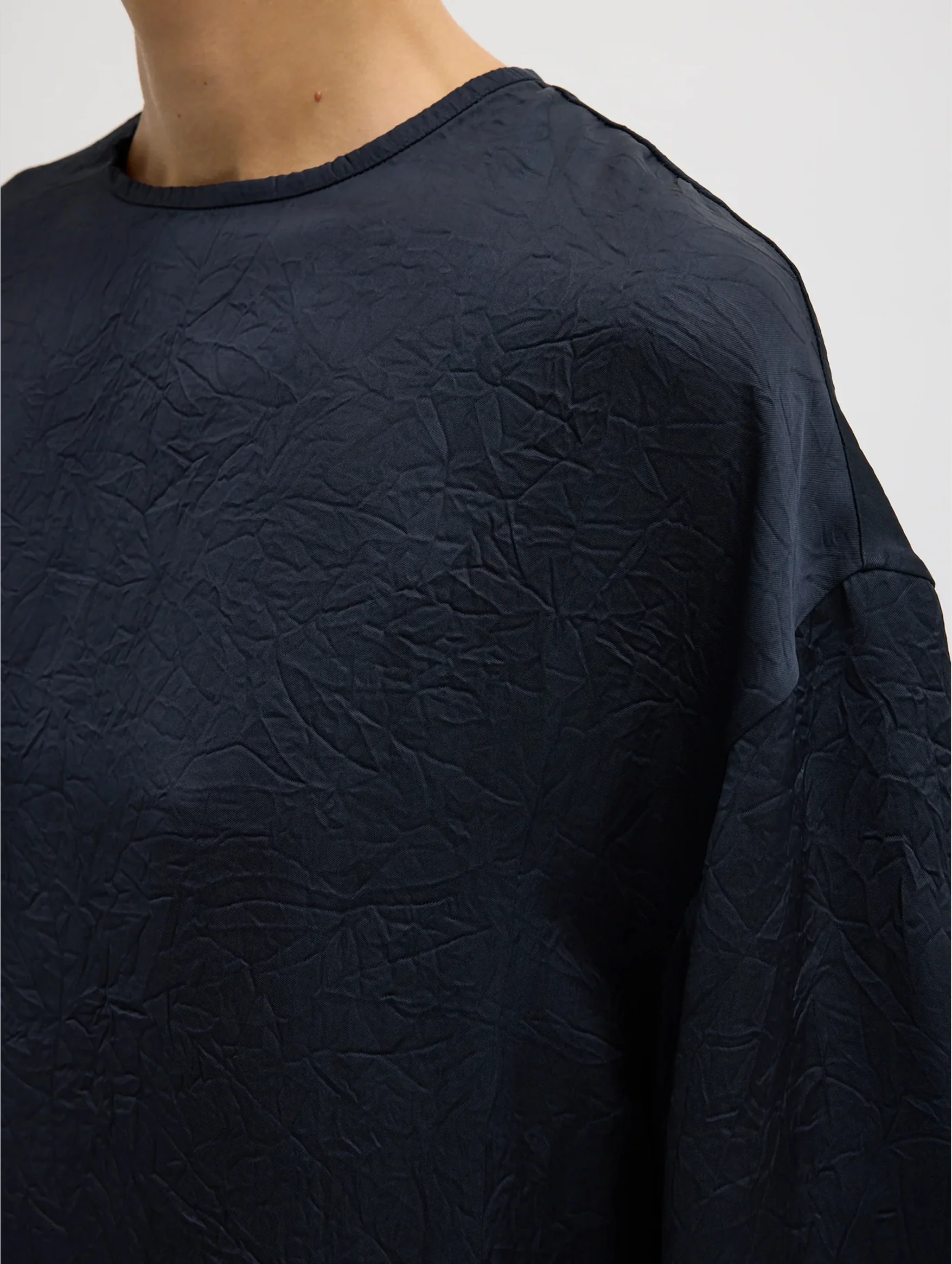 Crinkle Shirting Easy T-Shirt in Midnight Navy - Image 4