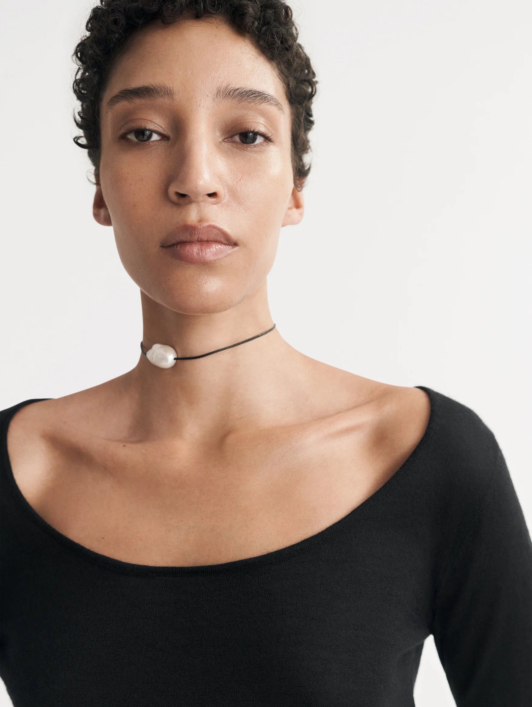 Featherlight O-Neck in Black - Image 3