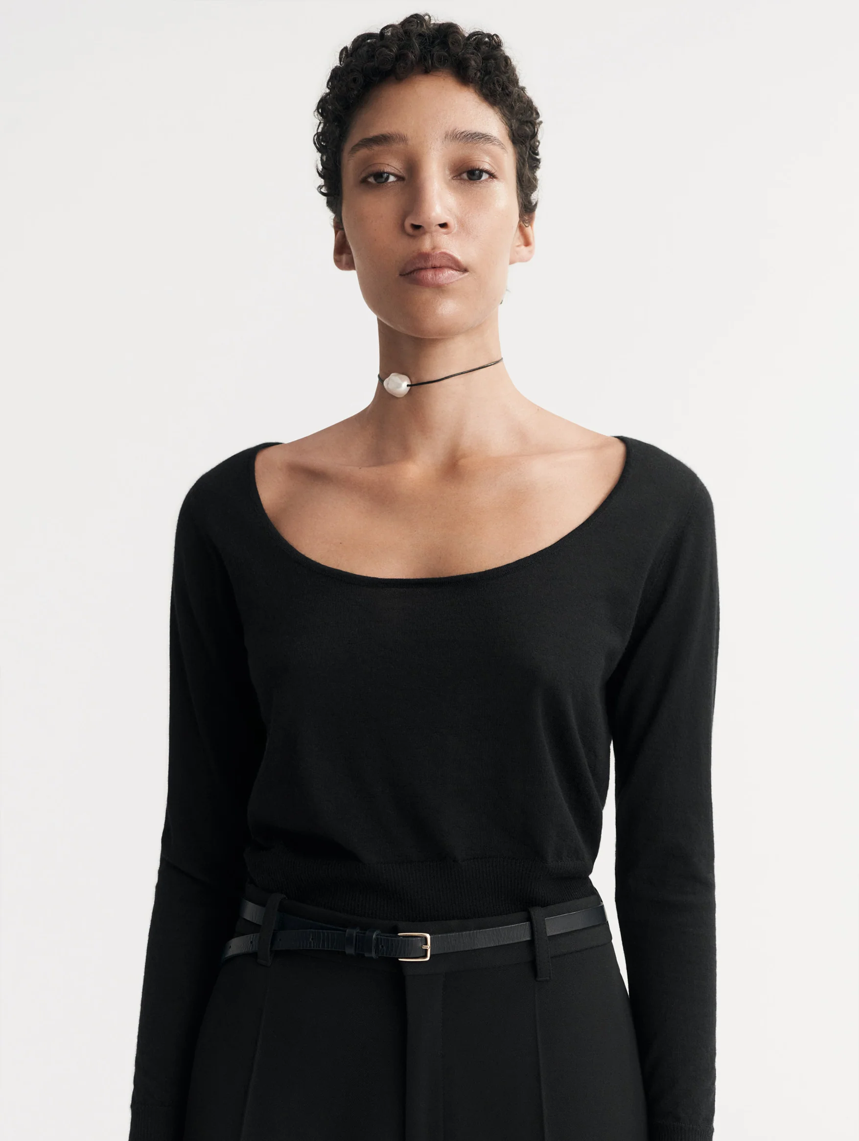 Featherlight O-Neck in Black - Image 4