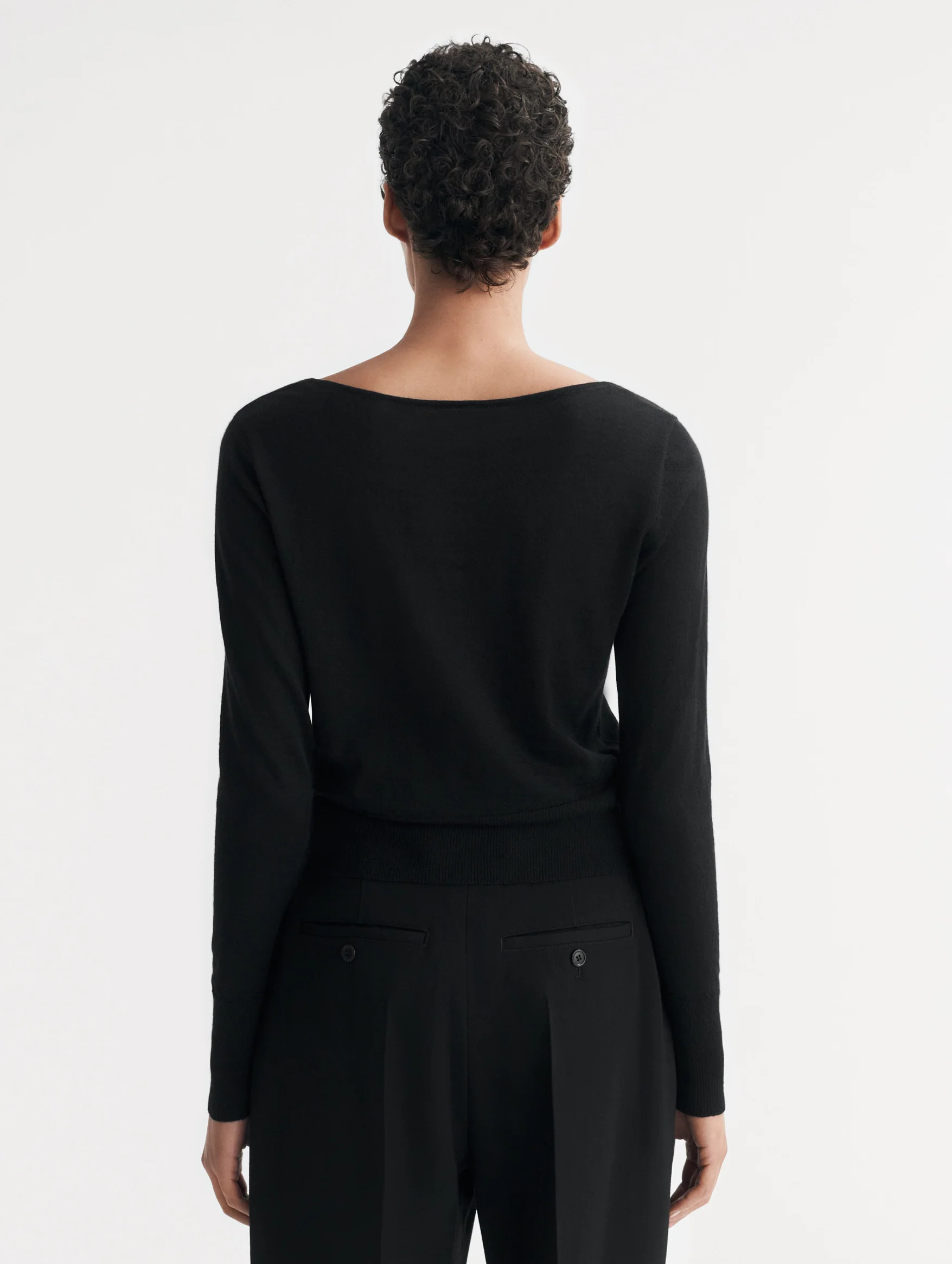 Featherlight O-Neck in Black - Image 5