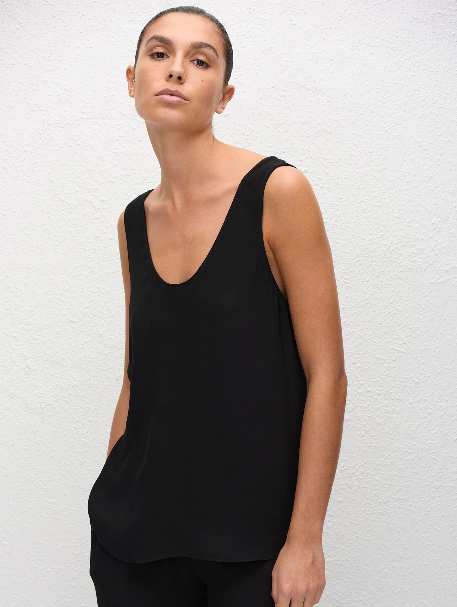 Fluid Scoop Tank in Black - Image 4