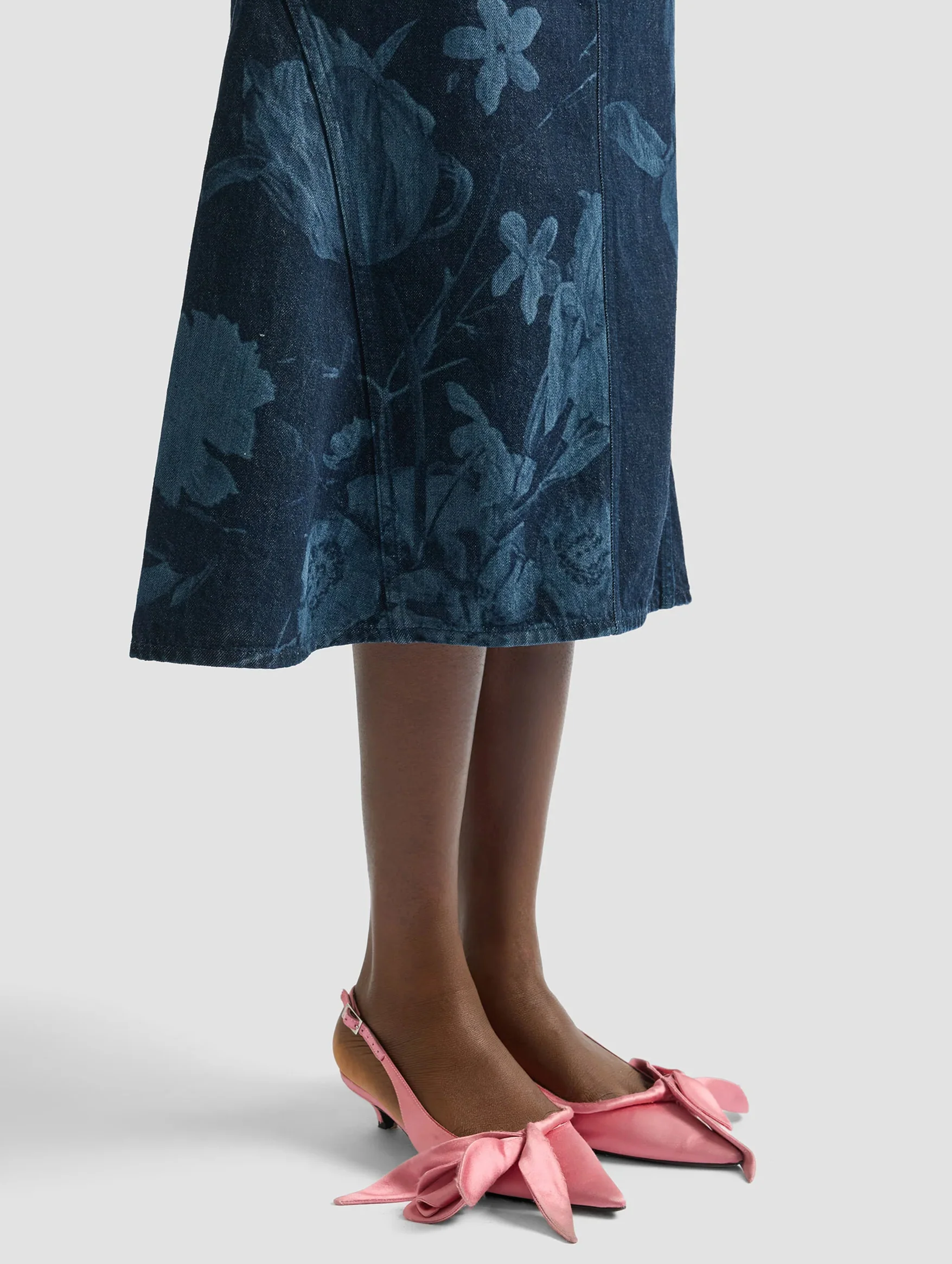 Fluted Midi Skirt in Dutch Flower Painting Indigo - Image 5