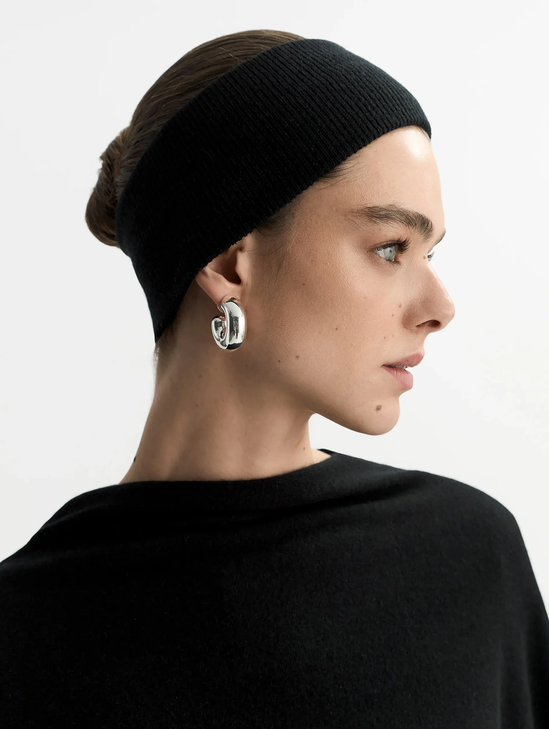 Knitted Headband in Black - Image 2