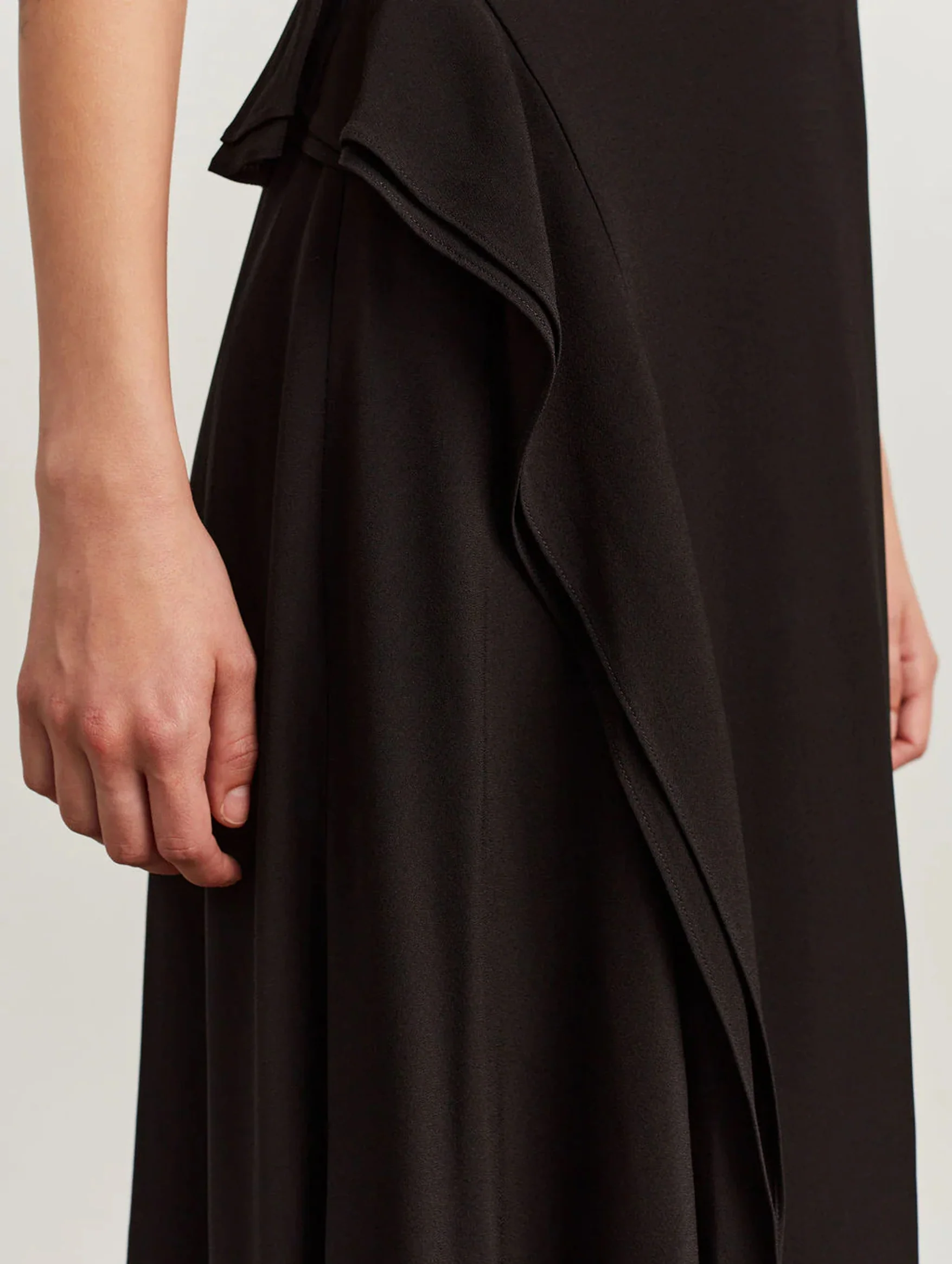 Nadya Short Sleeve Midi Dress in Noir - Image 4