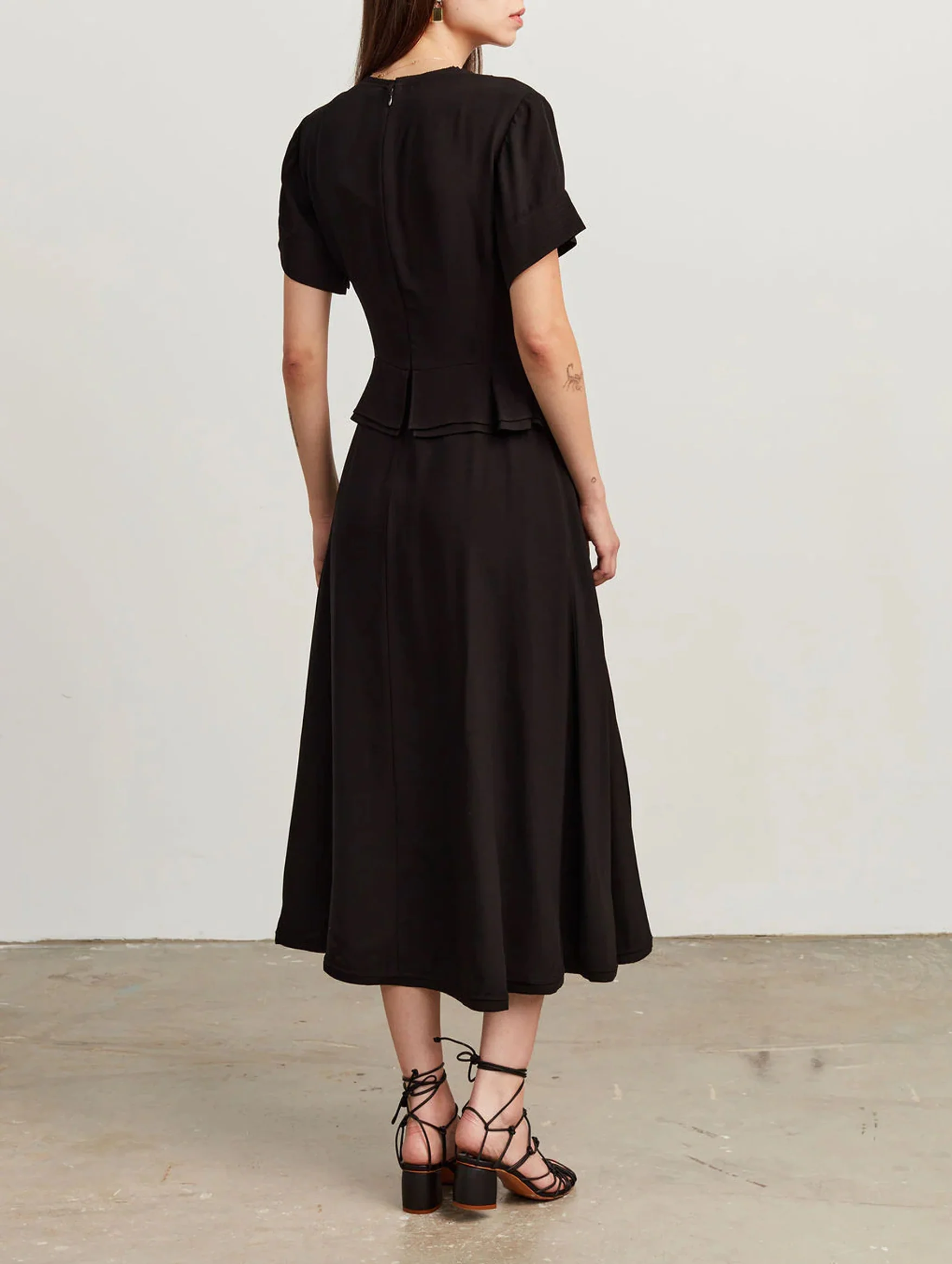 Nadya Short Sleeve Midi Dress in Noir - Image 5
