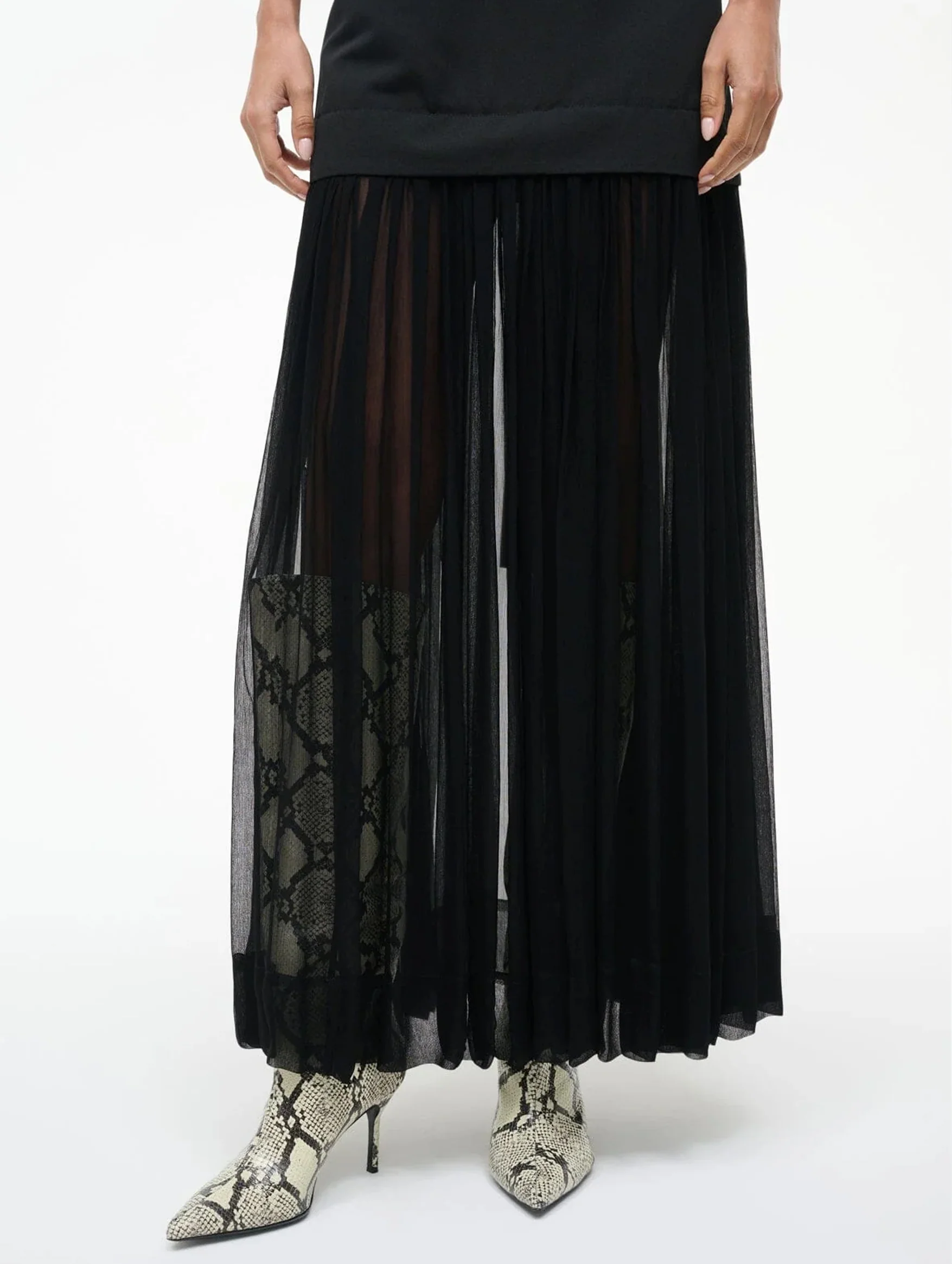 Pia Dress in Black - Image 5