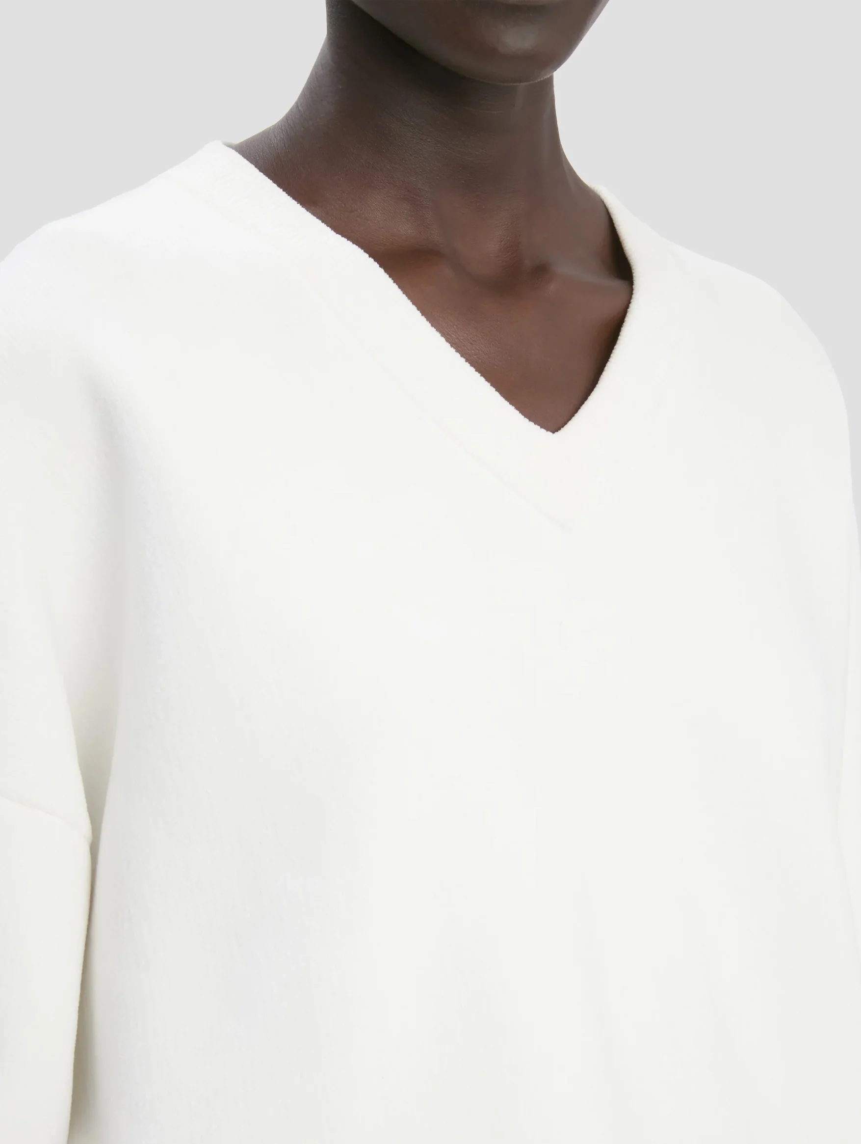 Relaxed Fit V-Neck Jumper in White - Image 4