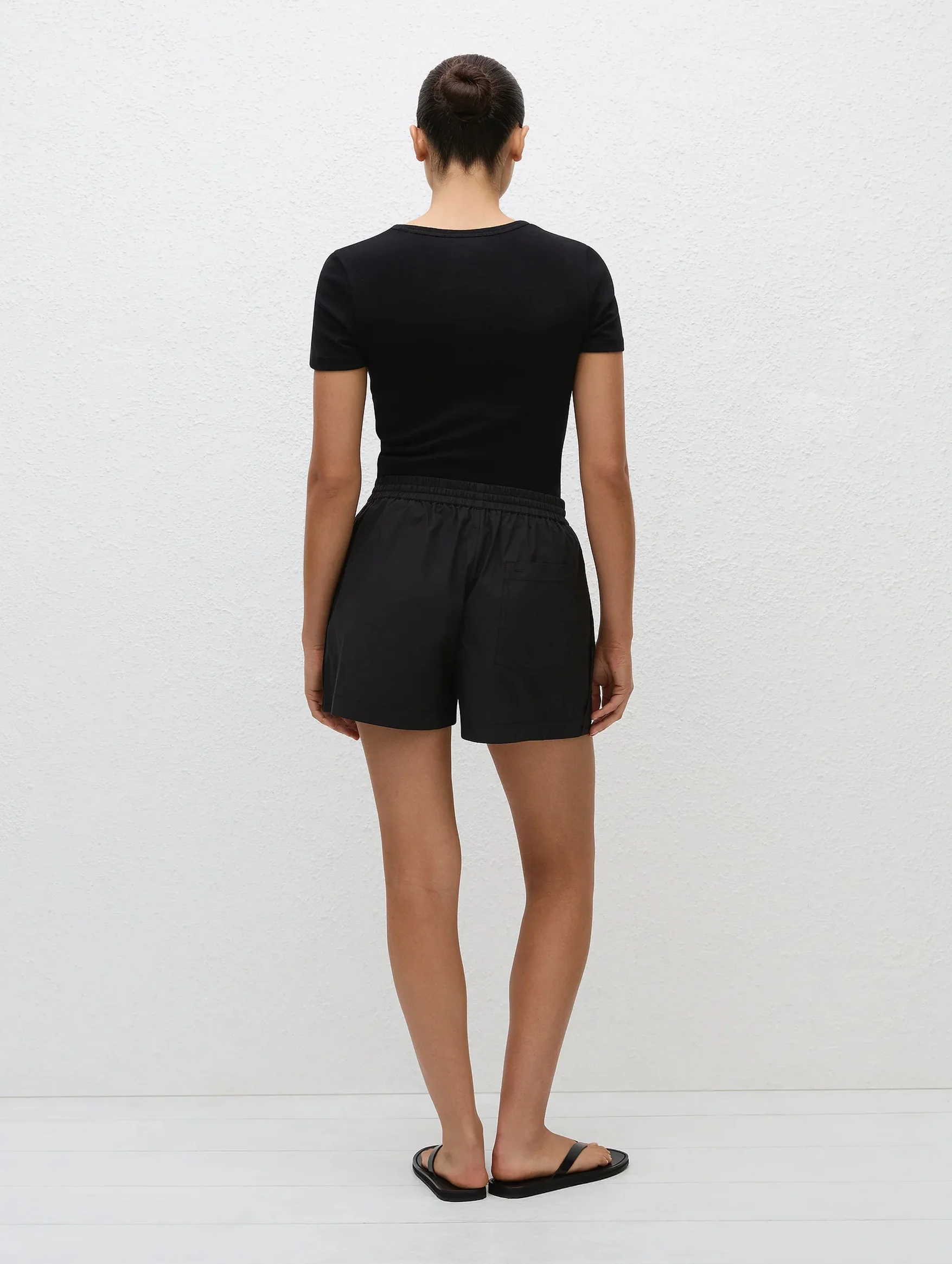 Relaxed Short in Black - Image 4