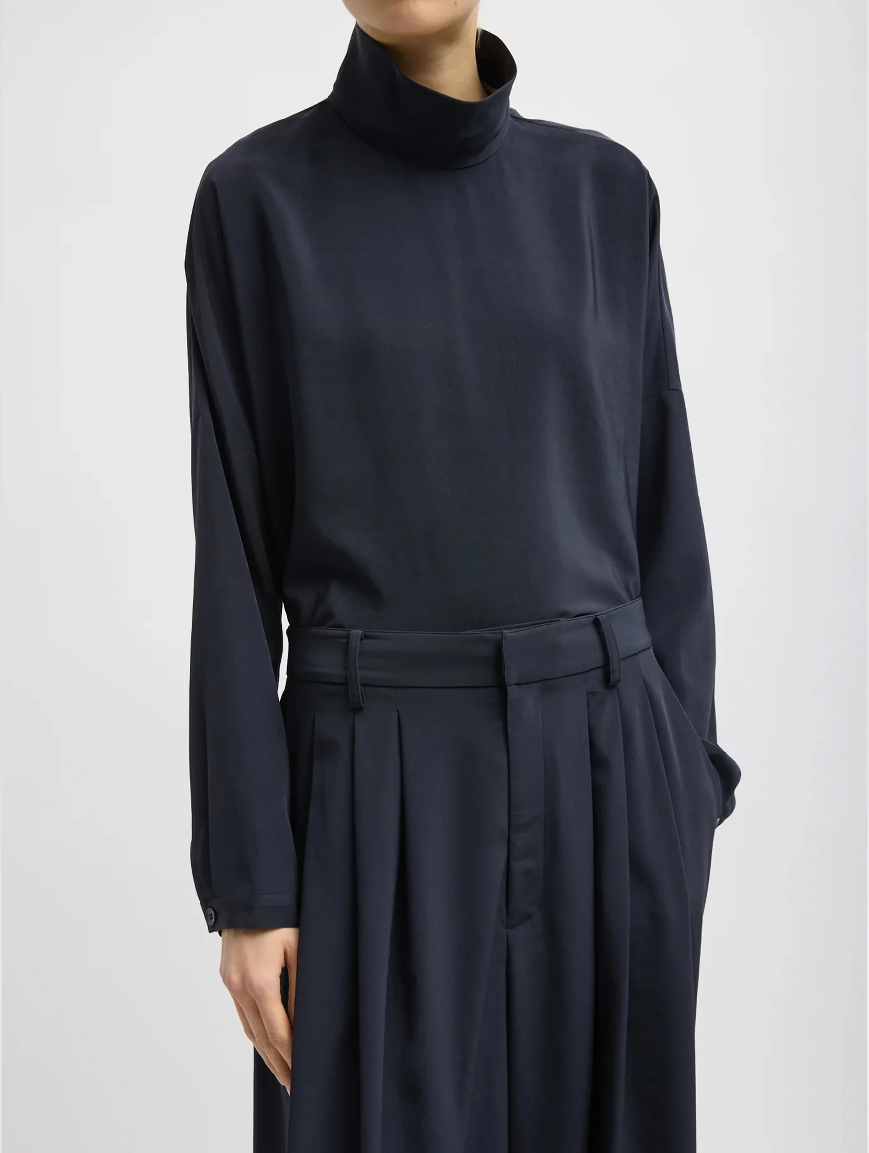 Relaxed Suiting Triple Pleat Pant in Navy - Image 4
