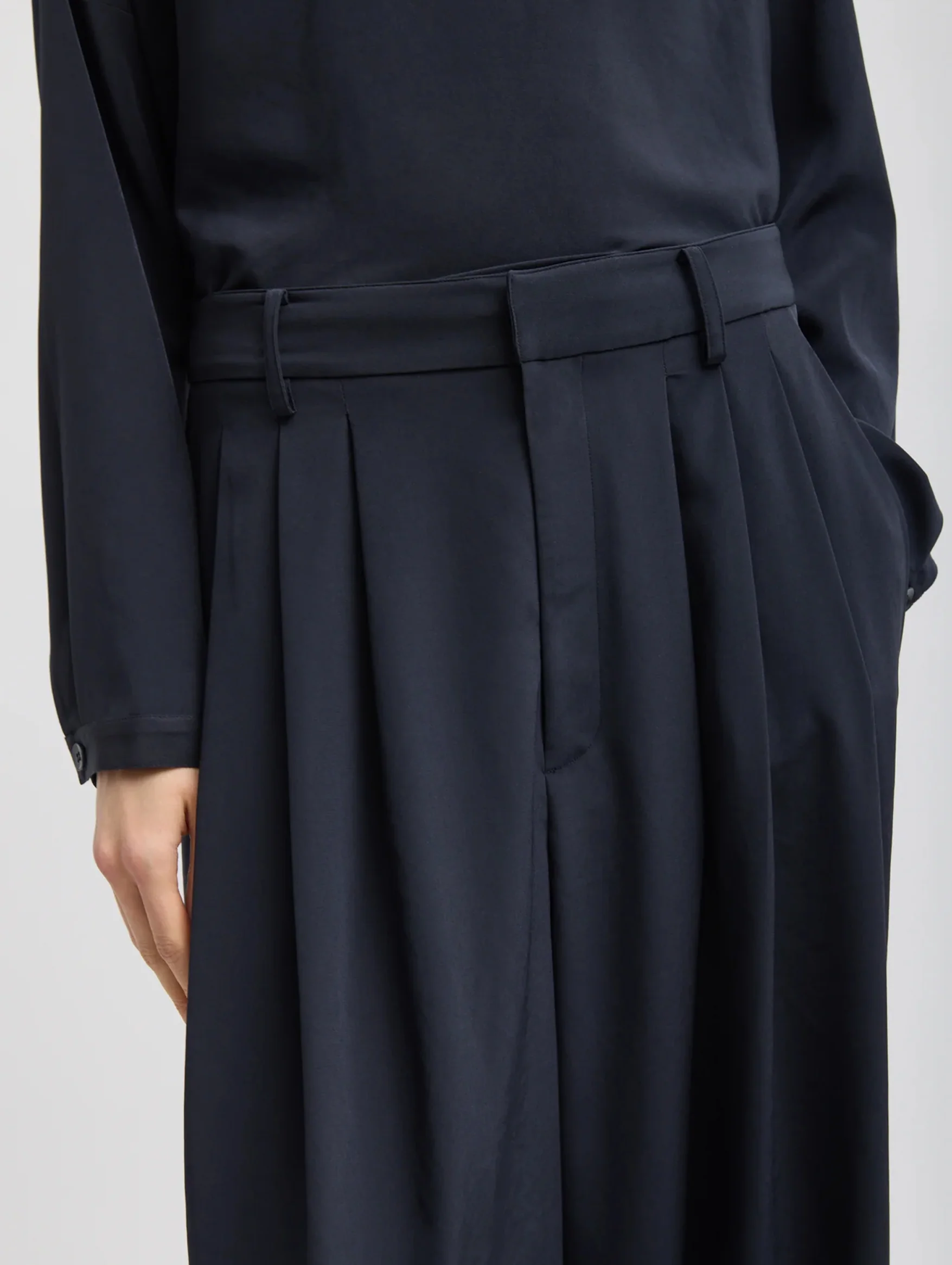 Relaxed Suiting Triple Pleat Pant in Navy - Image 5