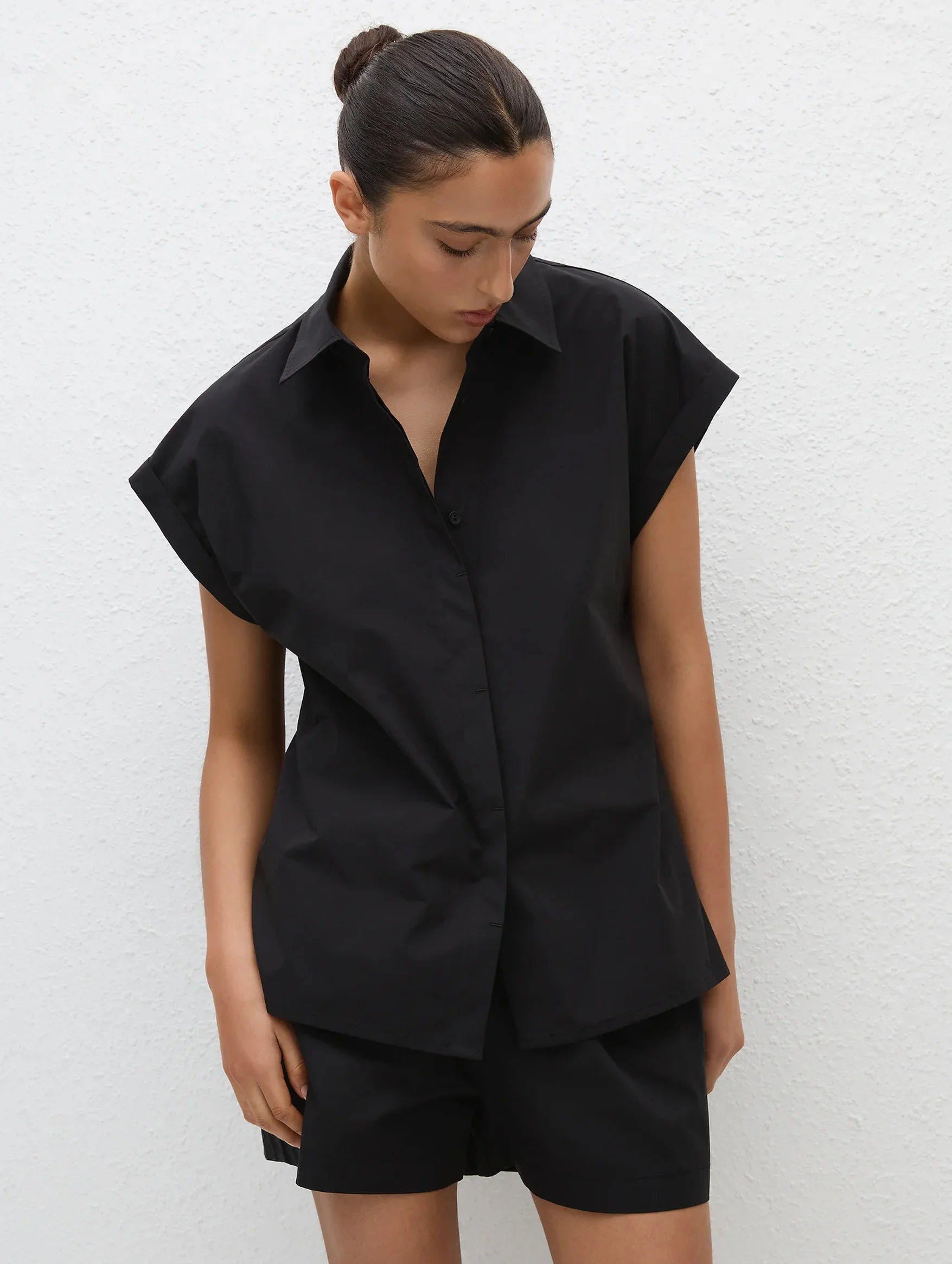 Relaxed Sleeveless Shirt in Black - Image 3