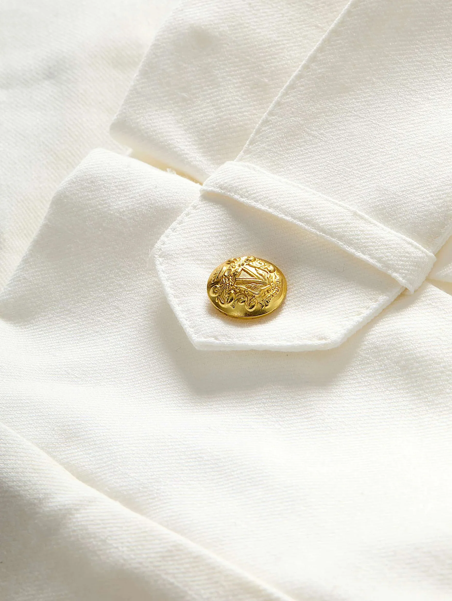 Runo Linen Short in Off White - Image 3