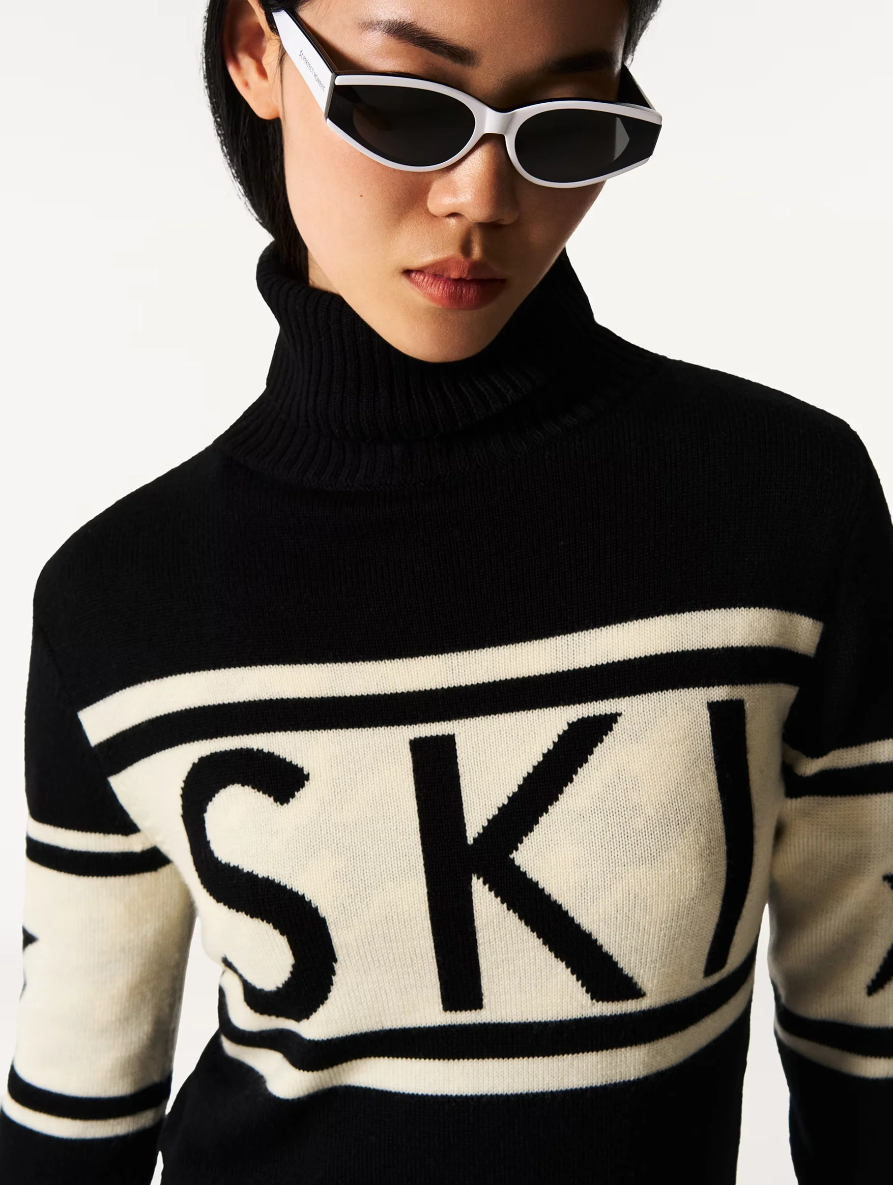 Schild Sweater in Black - Image 4