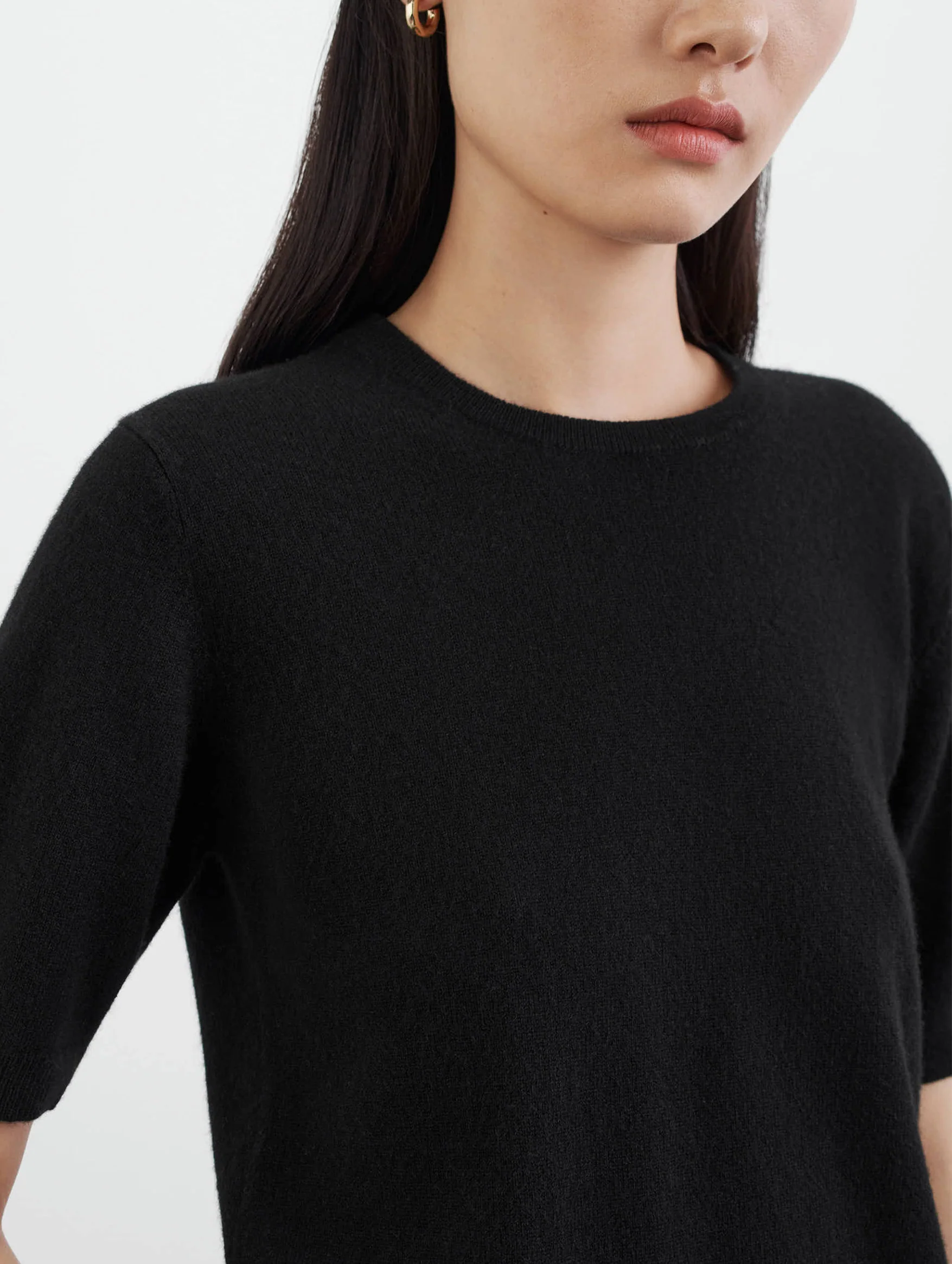 Short Sleeve O-Neck Cashmere Tee in Black - Image 3