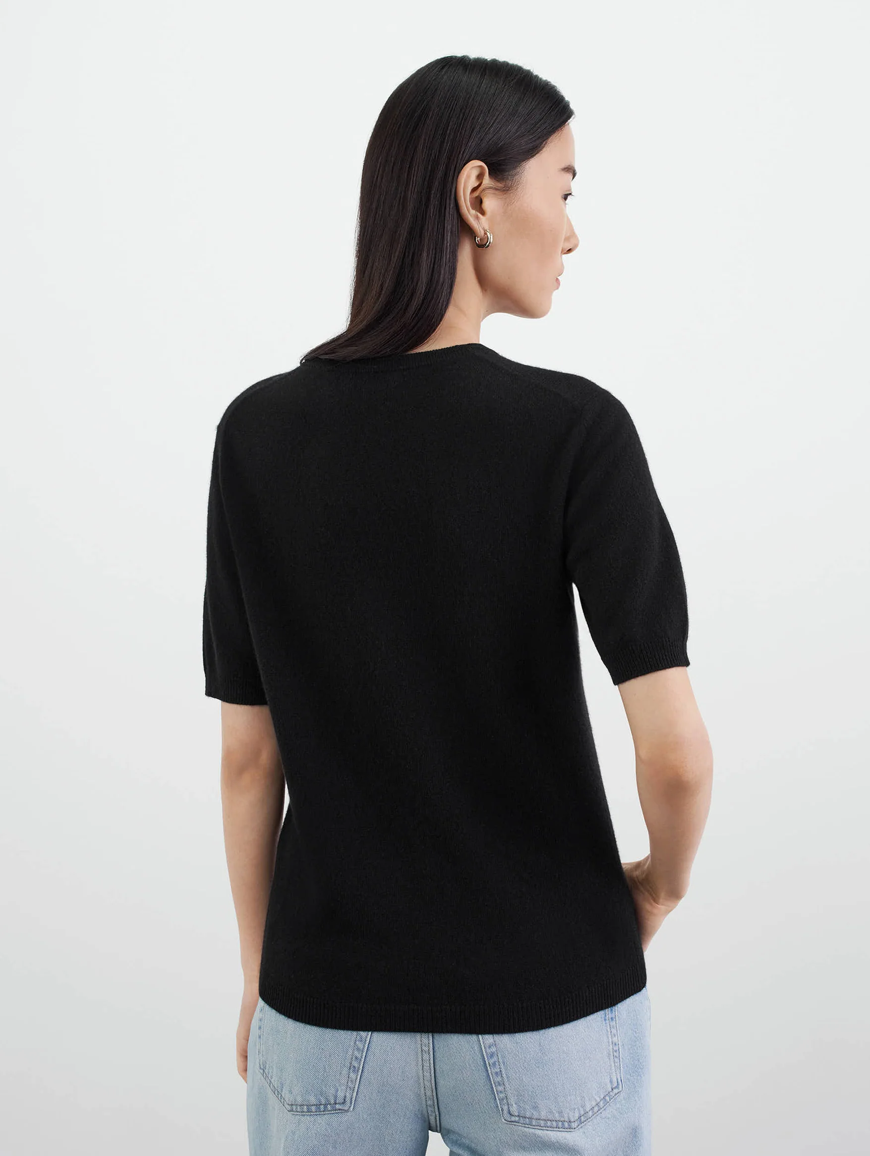 Short Sleeve O-Neck Cashmere Tee in Black - Image 4