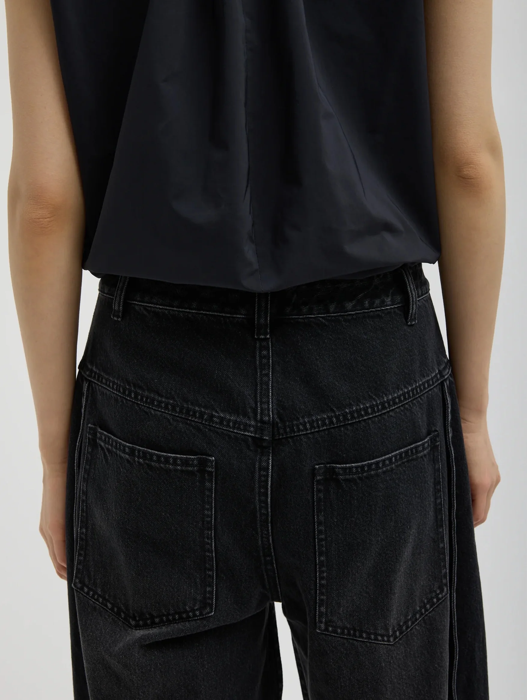 Short Tuck Jean in Vintage Black Denim - Image 5
