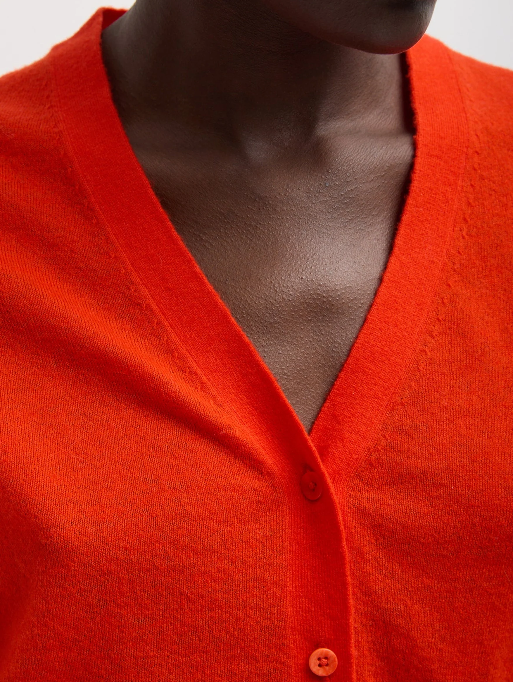 Skinlike Mercerized Wool V Neck Shrunken Cardigan in Red - Image 4