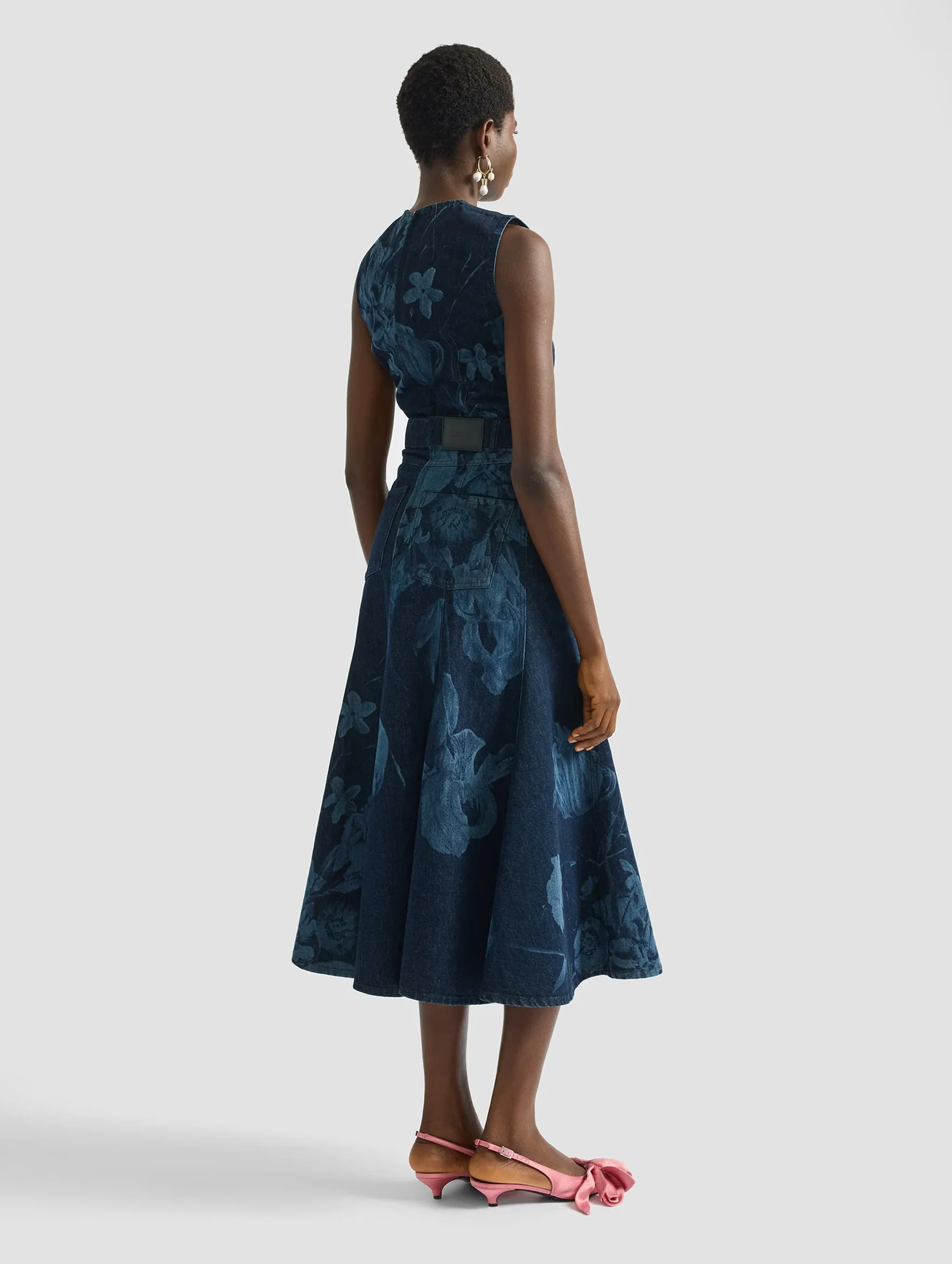 Sleeveless Fluted Midi Dress in Dutch Flower Painting Indigo - Image 3