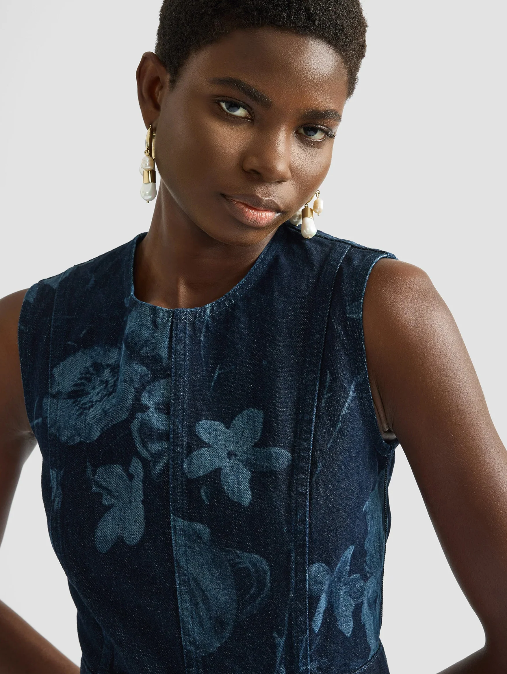 Sleeveless Fluted Midi Dress in Dutch Flower Painting Indigo - Image 4