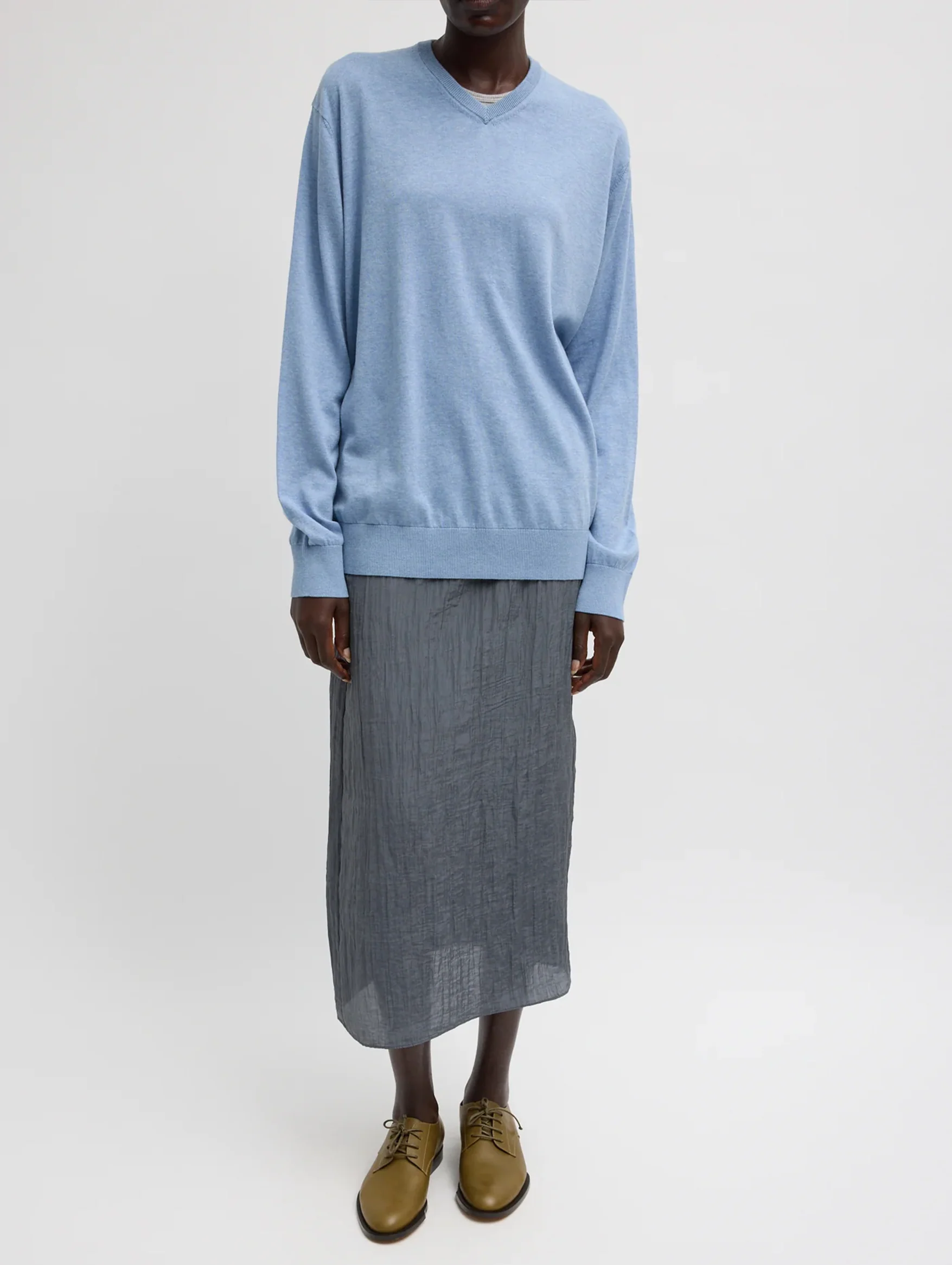Super Fine Gauge Perfect V-Neck Mens Pullover in Blue Melange - Image 3