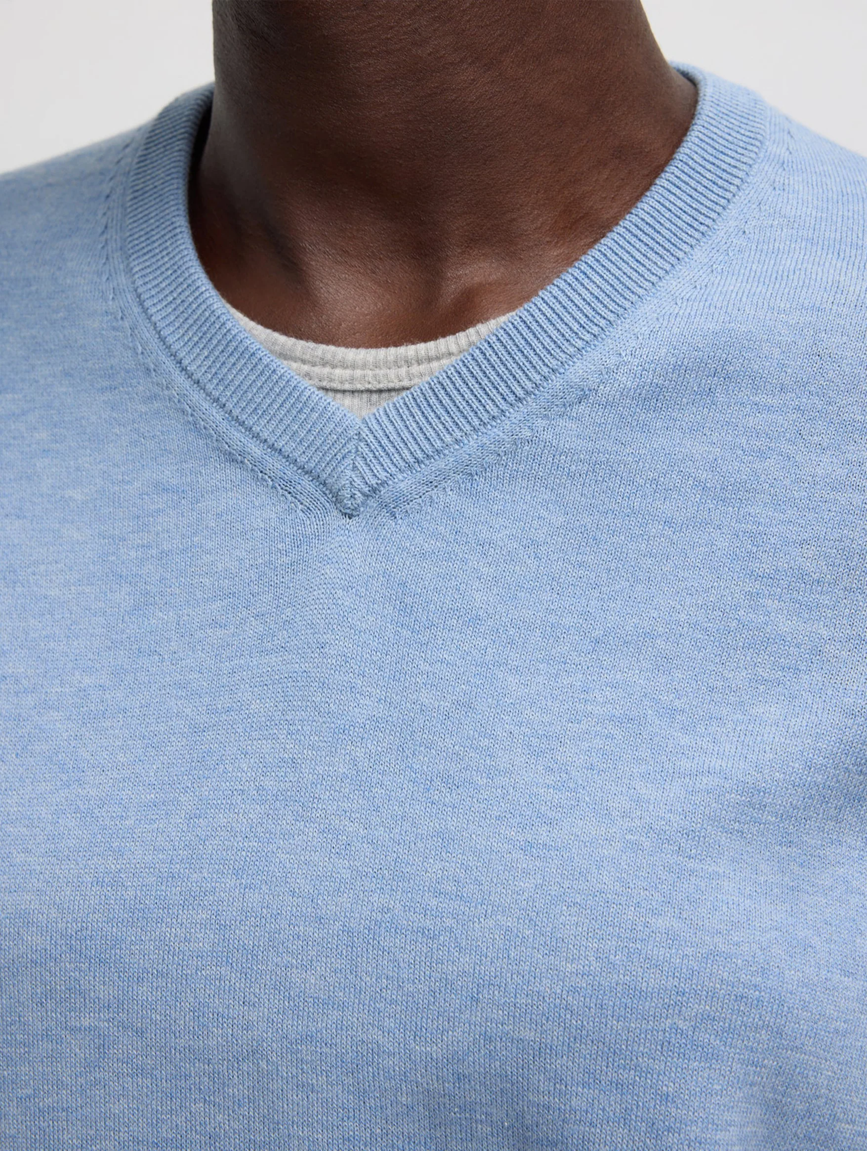 Super Fine Gauge Perfect V-Neck Mens Pullover in Blue Melange - Image 4
