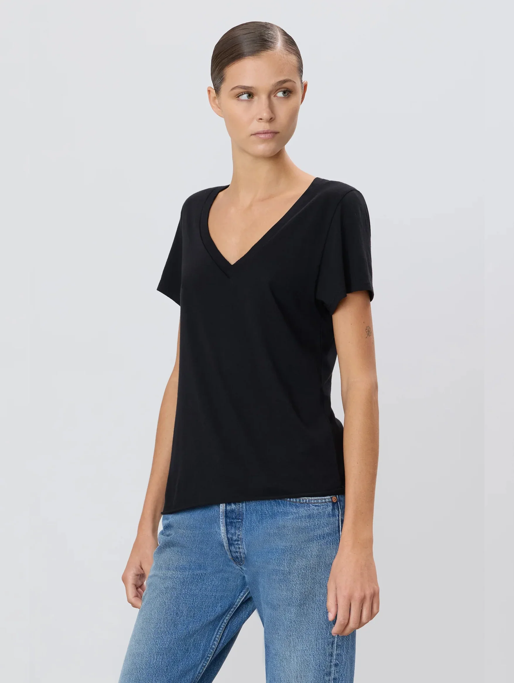 V-Neck T-Shirt in Black - Image 3