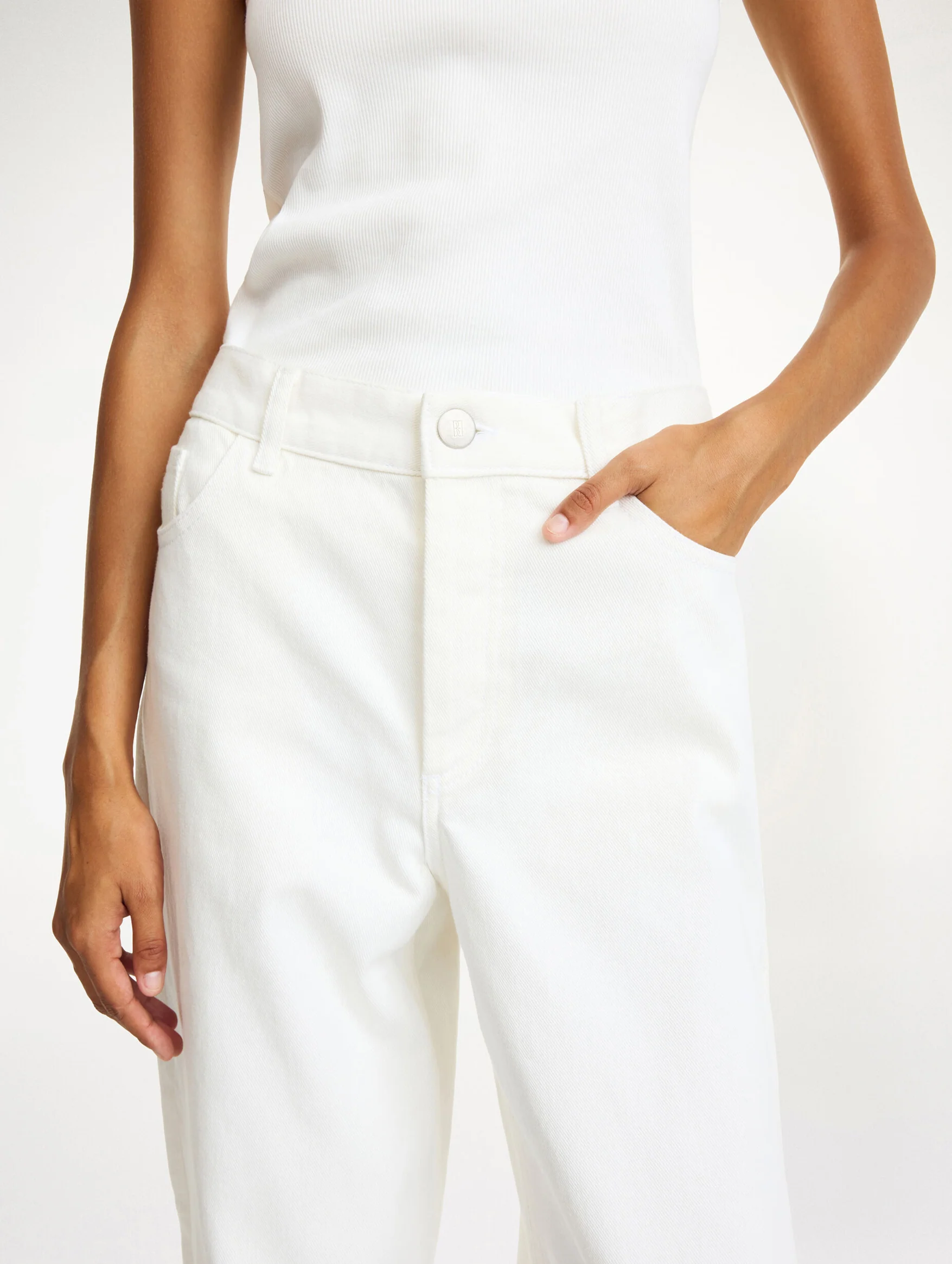 Vinola Jean in White - Image 4