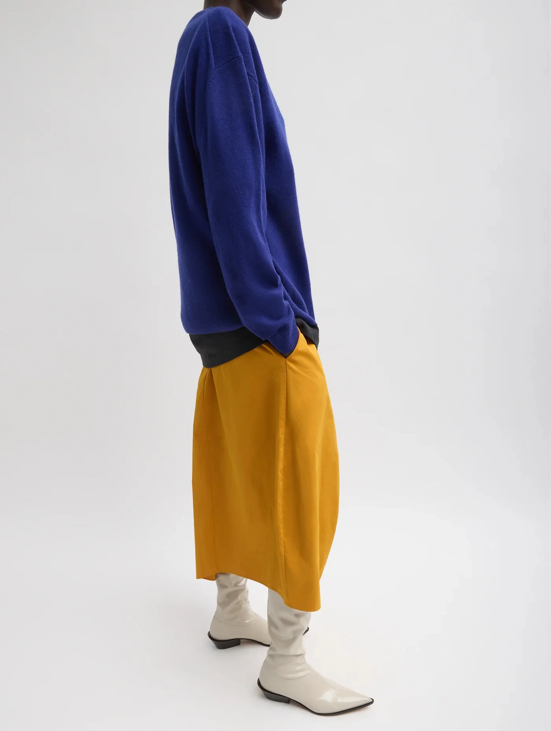 Washable Cashmere Easy V Neck Sweater in Ink Blue - Image 3