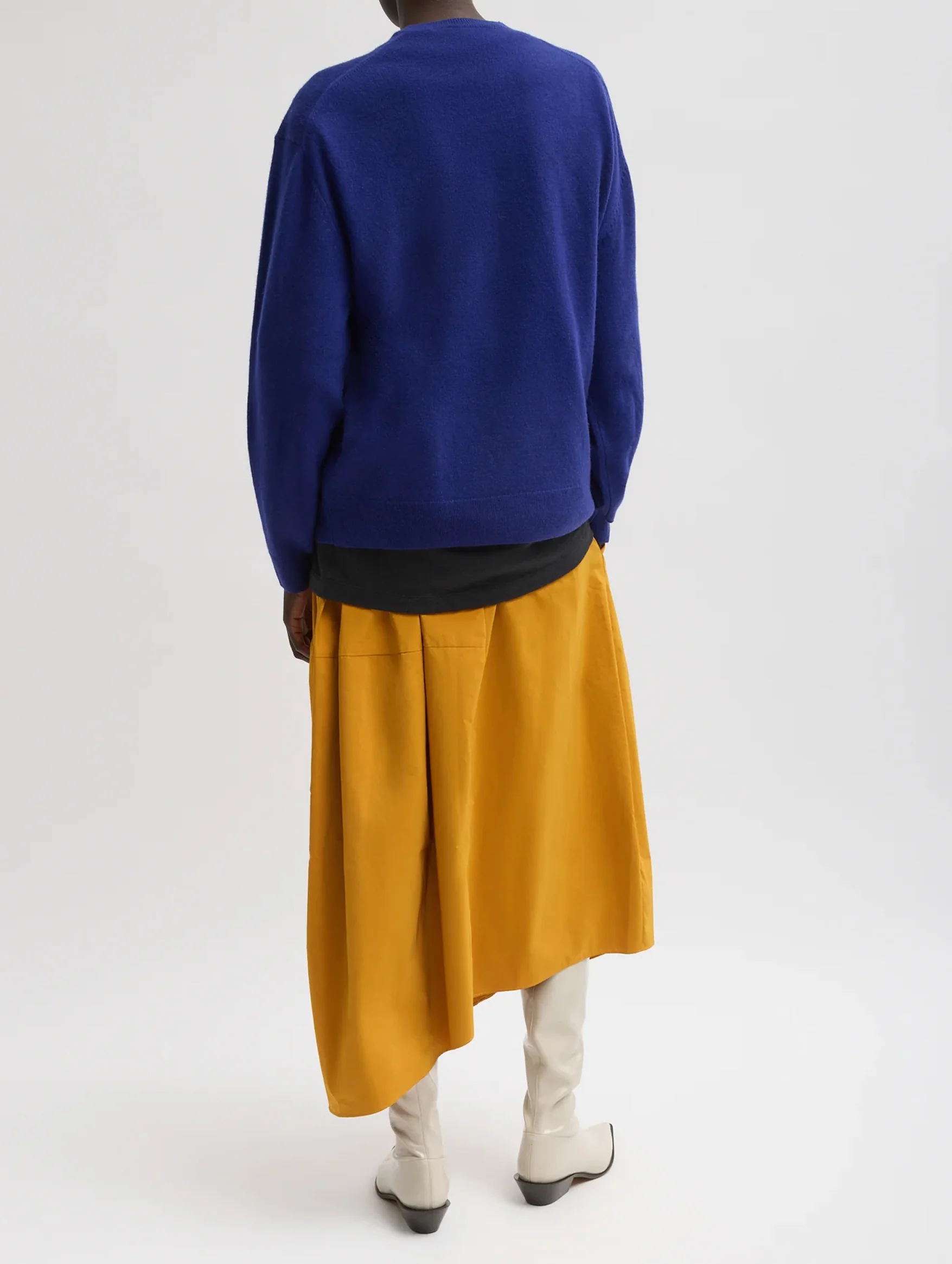 Washable Cashmere Easy V Neck Sweater in Ink Blue - Image 4
