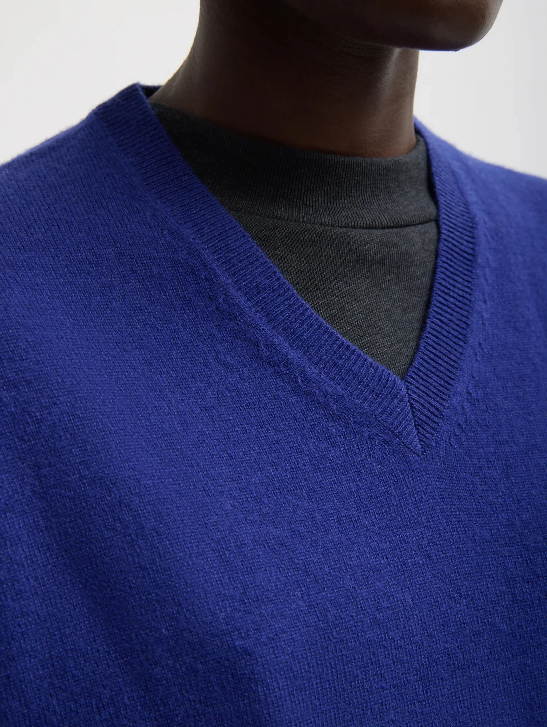 Washable Cashmere Easy V Neck Sweater in Ink Blue - Image 5